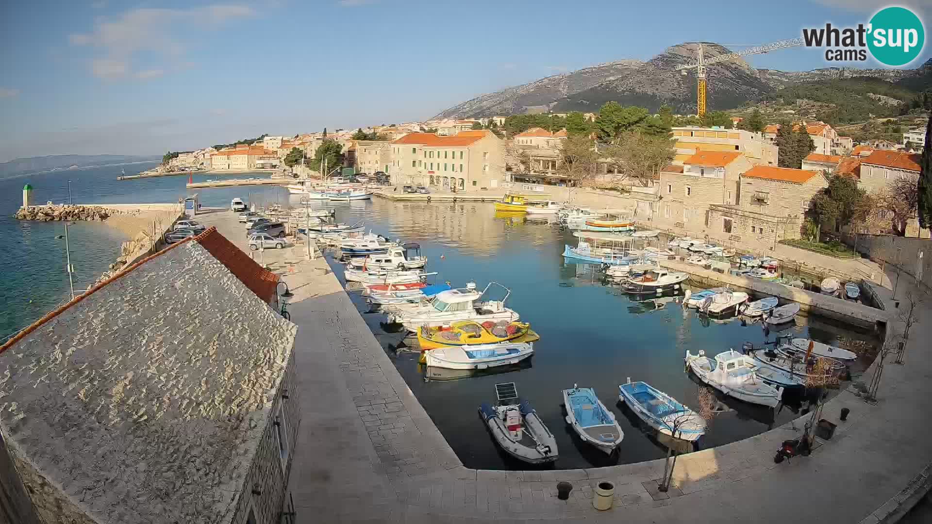 Spletna kamera Bol pristanišče – Pogled v živo na Rivo in marino