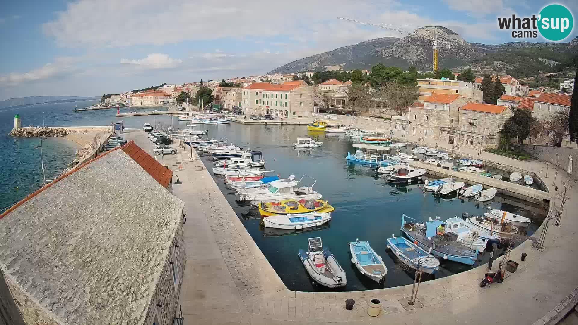 Web kamera Bol Riva – Pogled uživo na luku i marinu