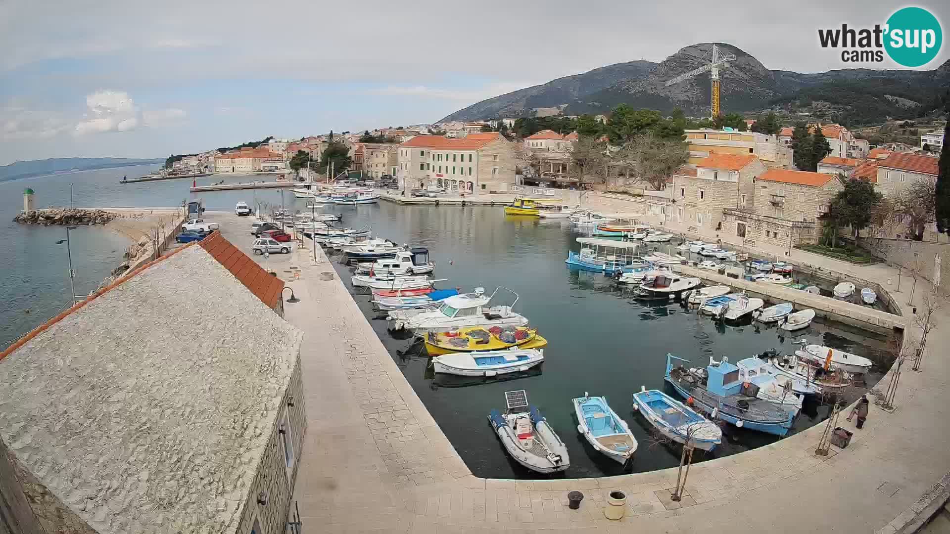 Web kamera Bol Riva – Pogled uživo na luku i marinu