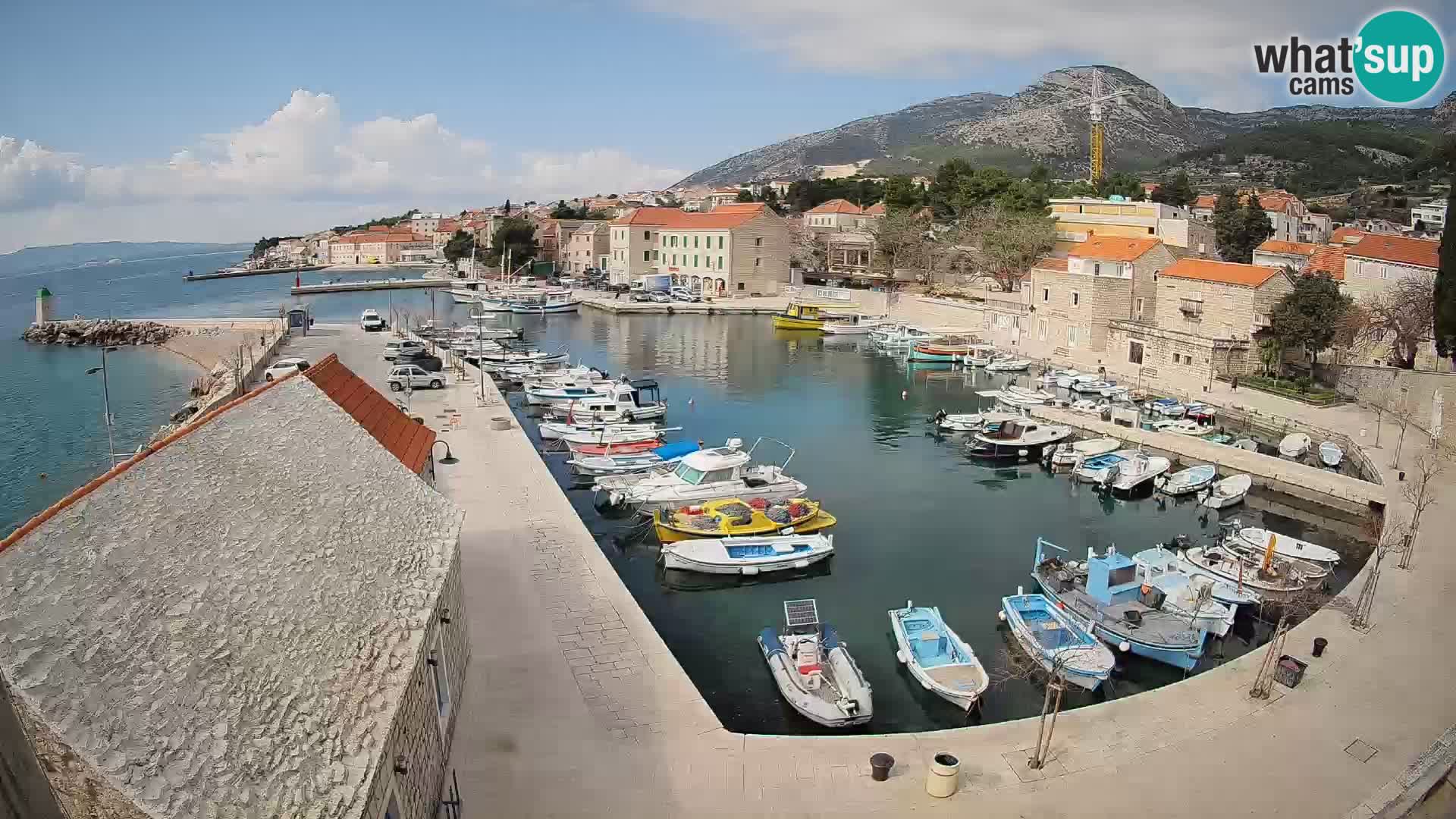 Web kamera Bol Riva – Pogled uživo na luku i marinu