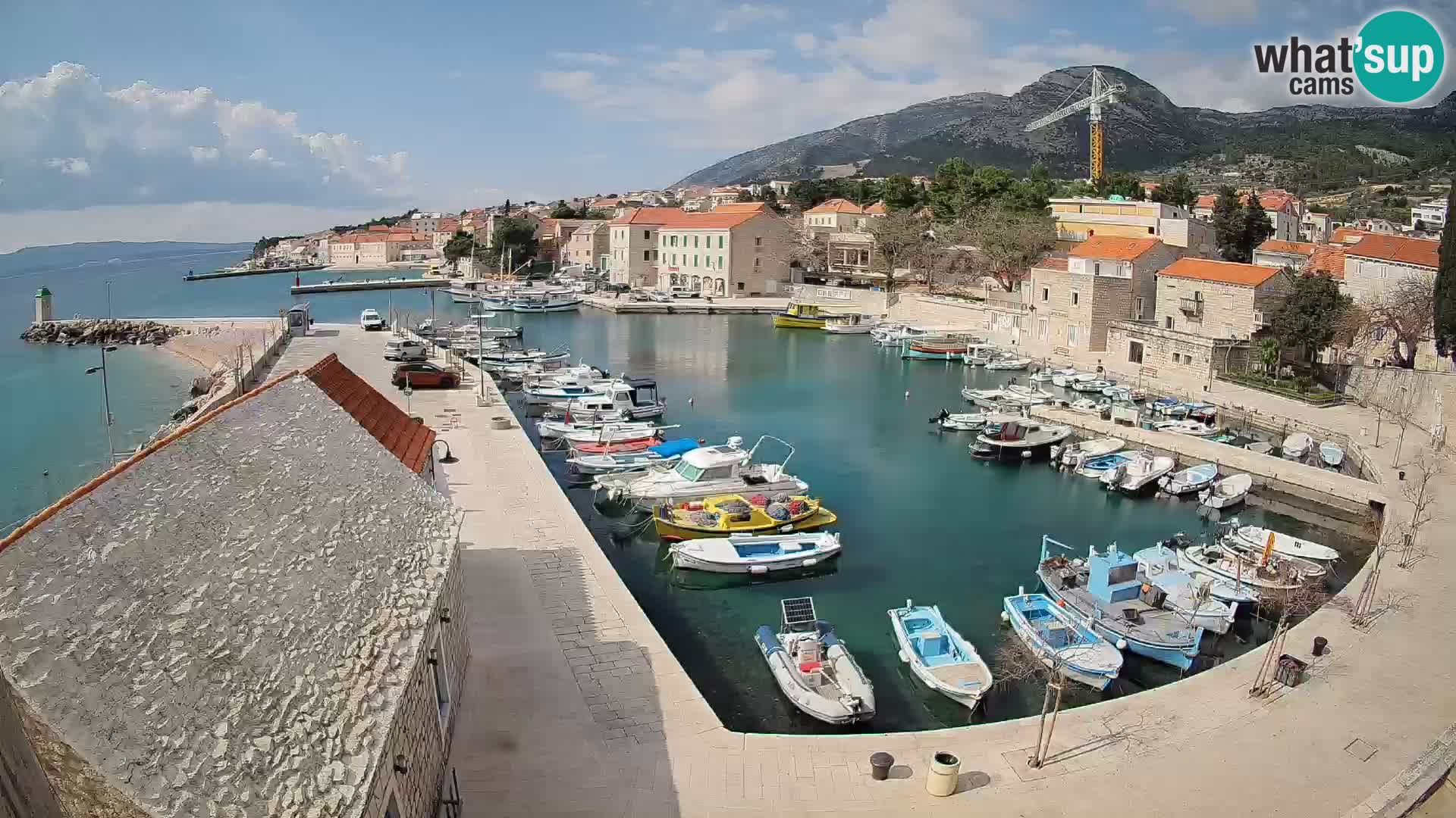 Web kamera Bol Riva – Pogled uživo na luku i marinu