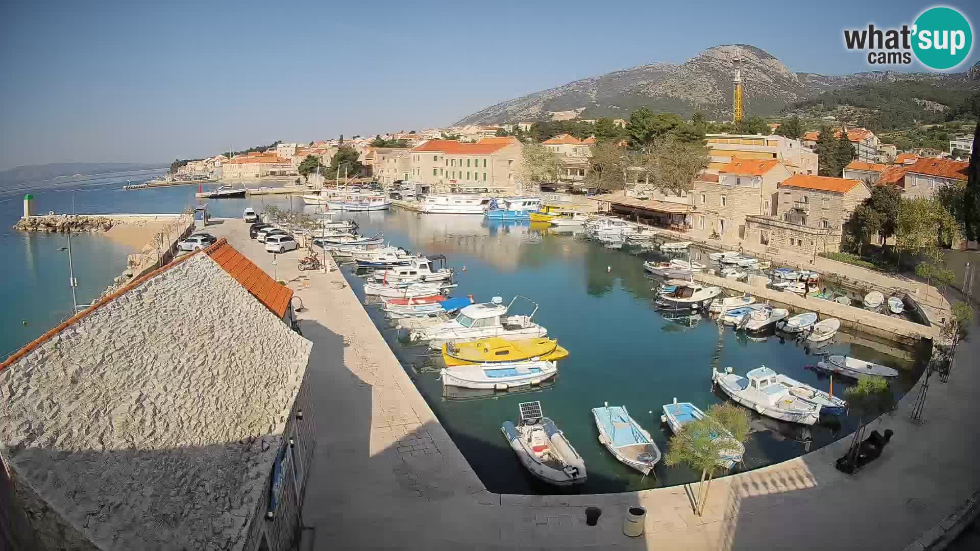 Spletna kamera Bol pristanišče – Pogled v živo na Rivo in marino