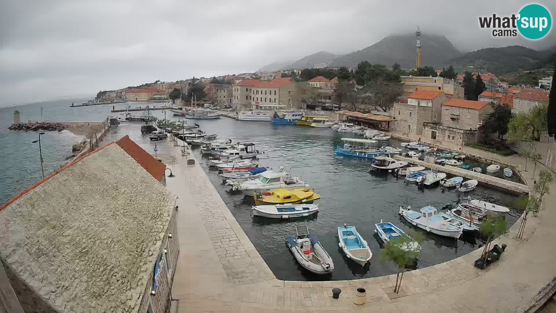 Spletna kamera Bol pristanišče – Pogled v živo na Rivo in marino