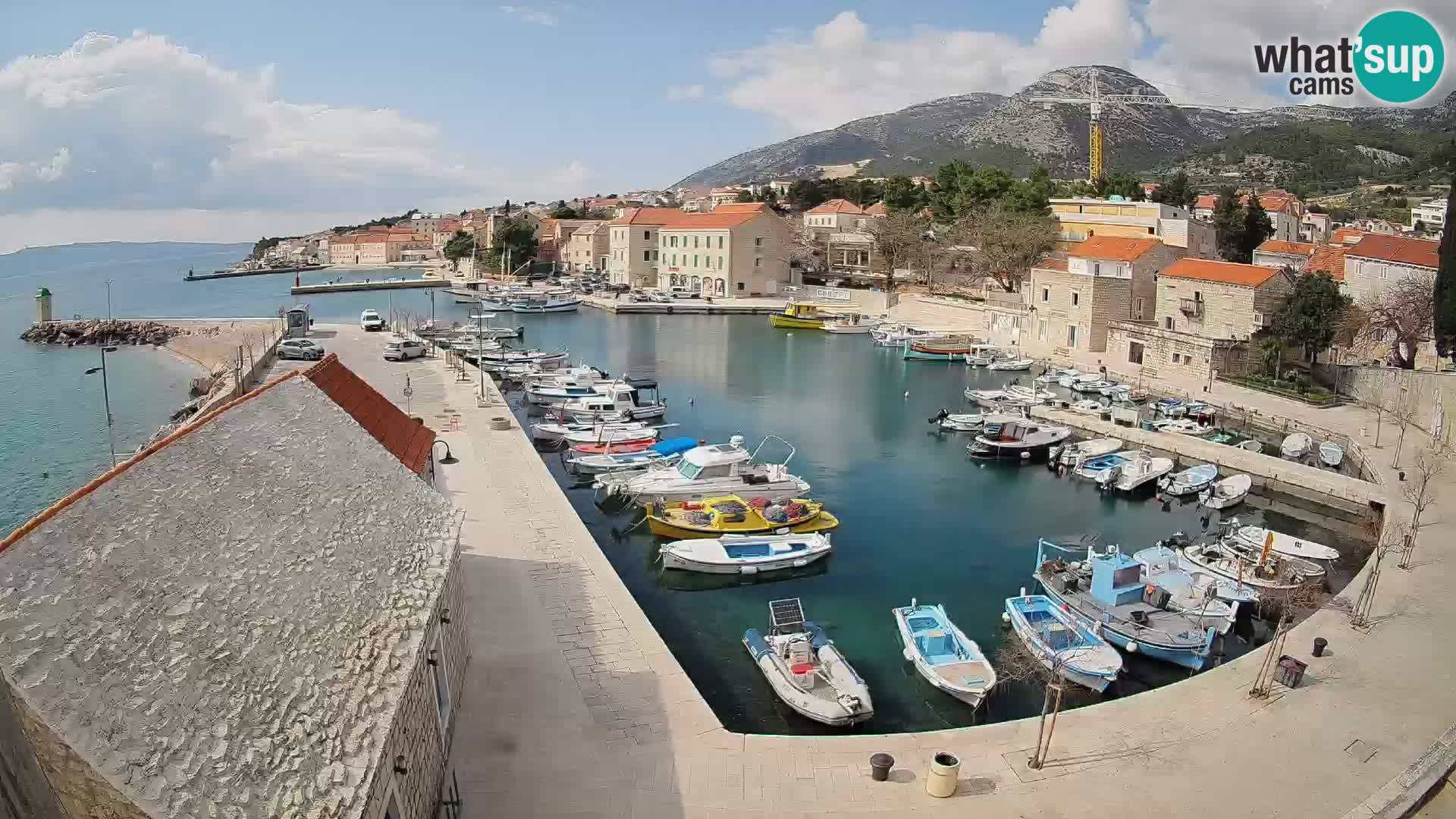 Spletna kamera Bol pristanišče – Pogled v živo na Rivo in marino