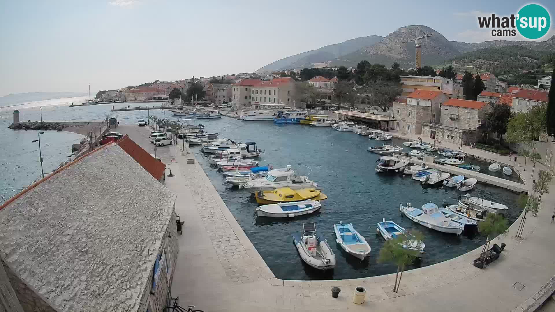 Spletna kamera Bol pristanišče – Pogled v živo na Rivo in marino