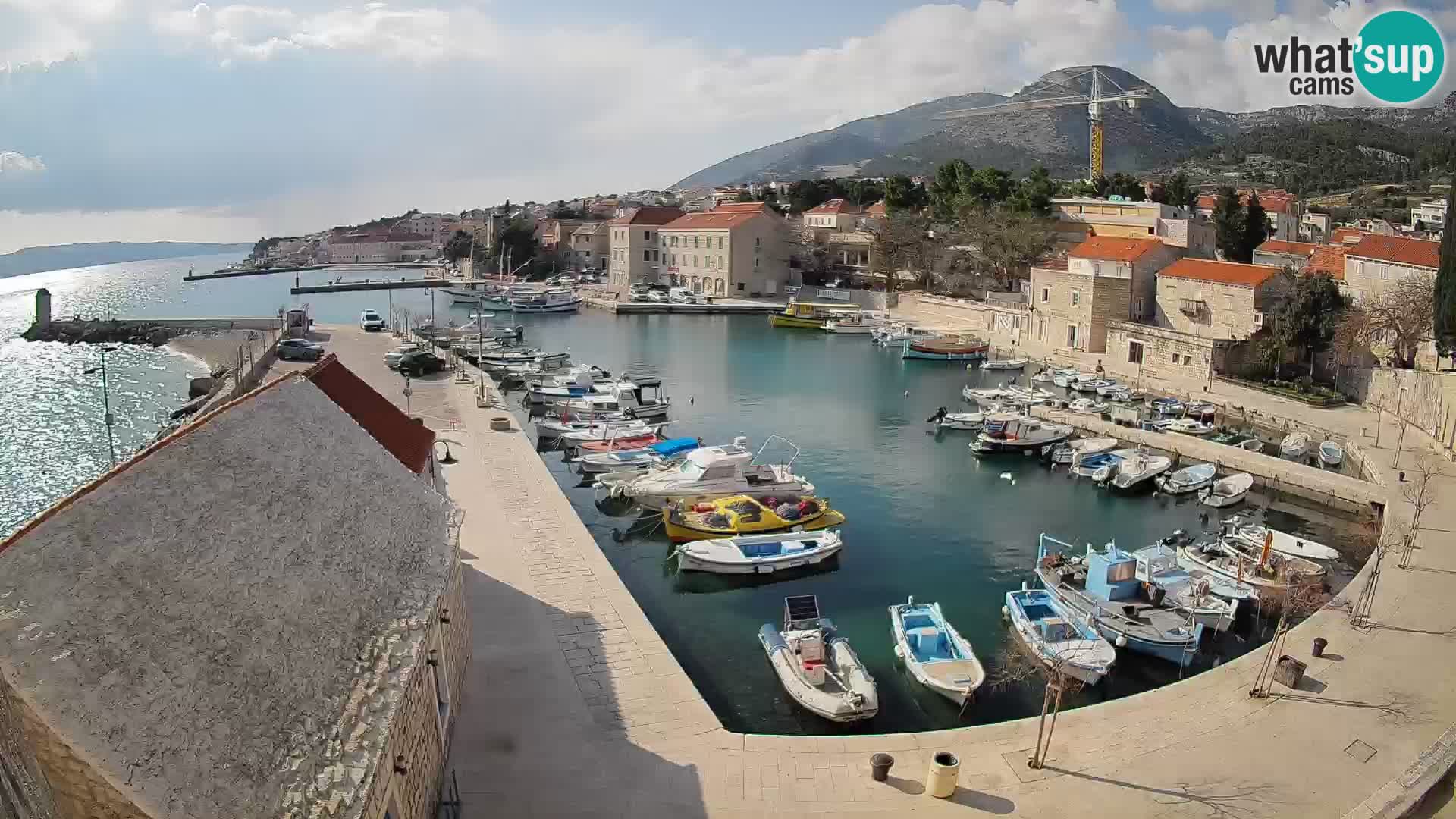 Web kamera Bol Riva – Pogled uživo na luku i marinu