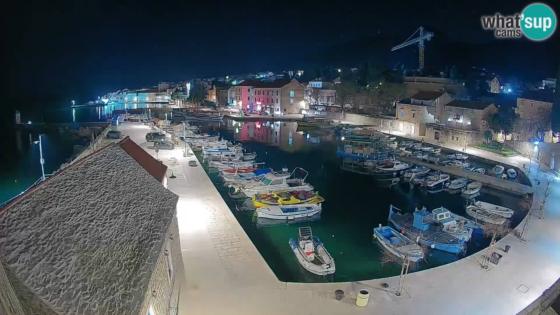 Web kamera Bol Riva – Pogled uživo na luku i marinu