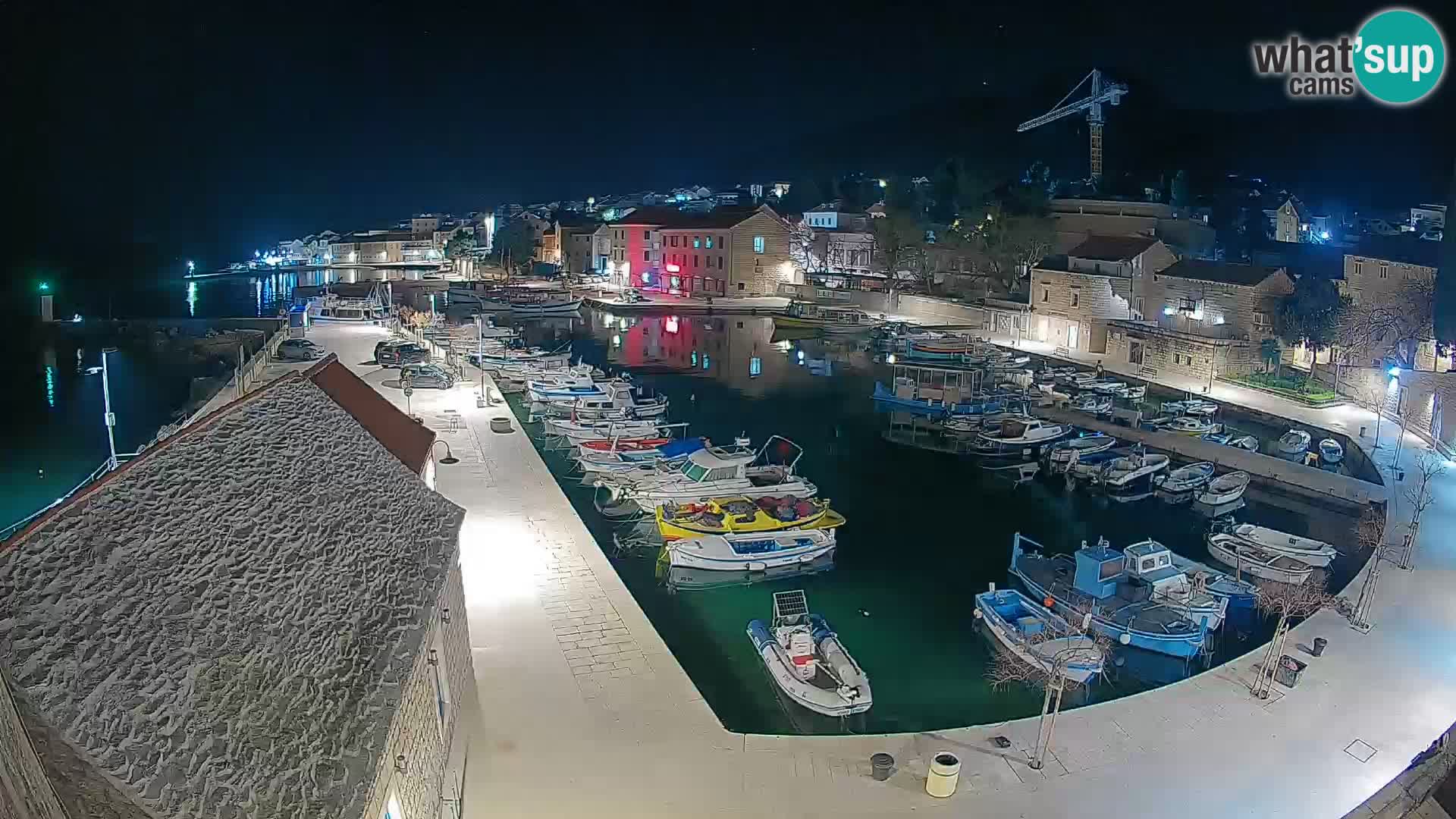 Web kamera Bol Riva – Pogled uživo na luku i marinu