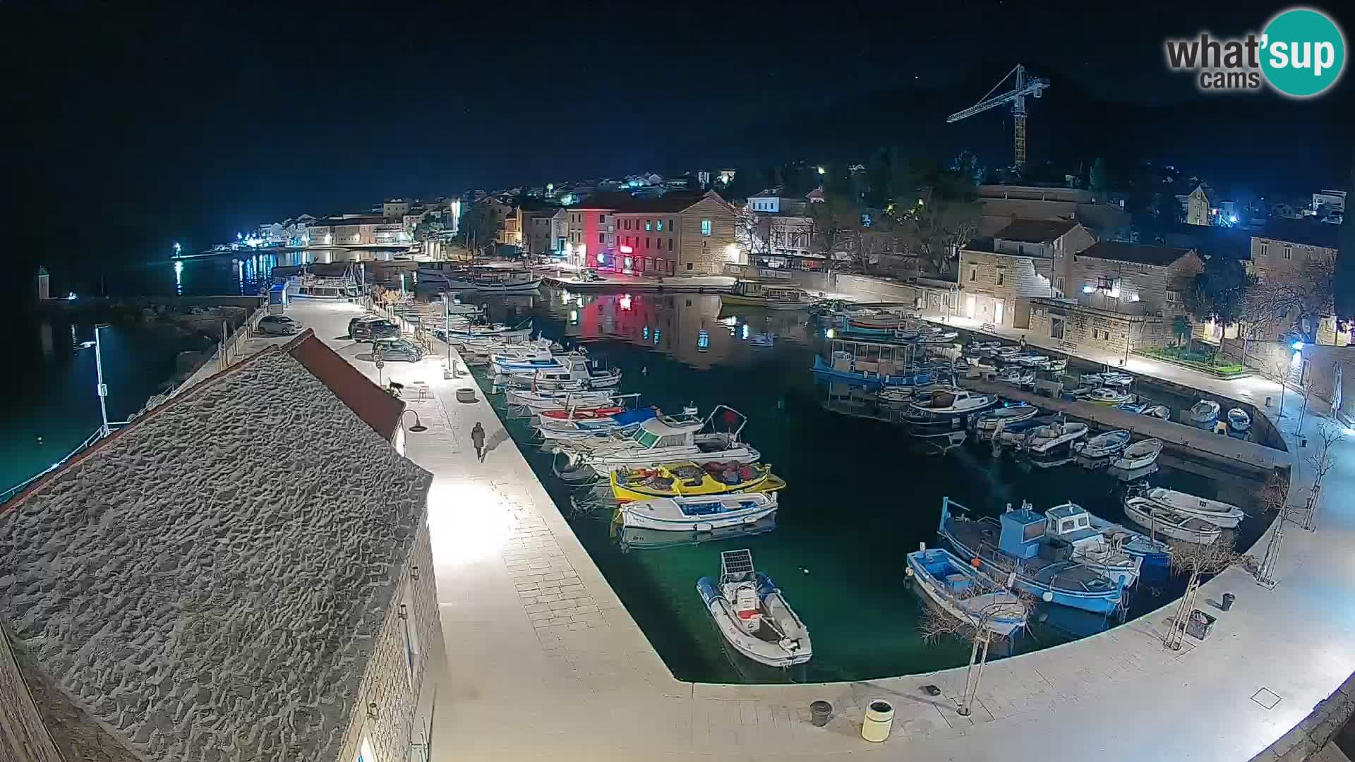 Web kamera Bol Riva – Pogled uživo na luku i marinu