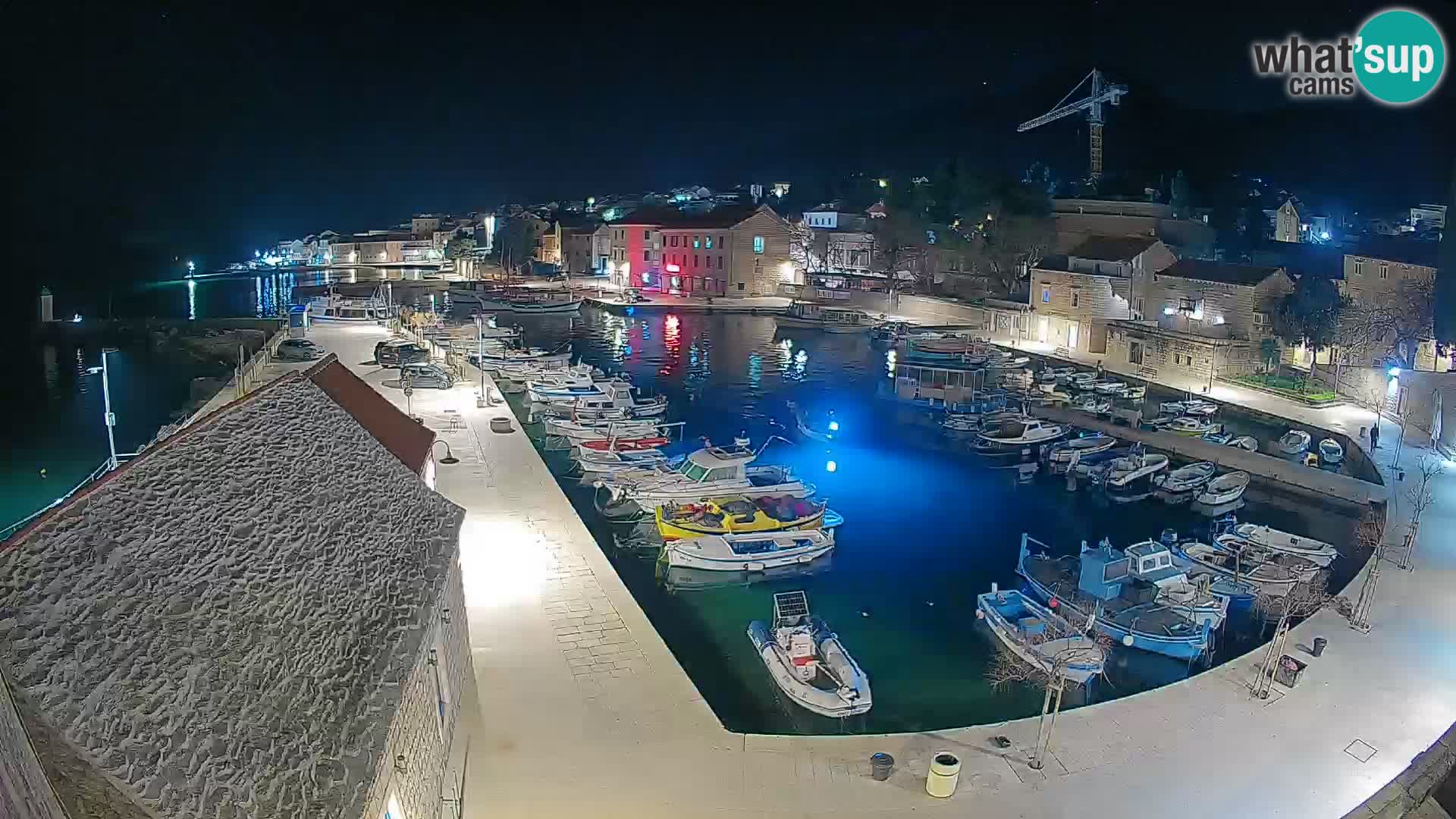 Spletna kamera Bol pristanišče – Pogled v živo na Rivo in marino