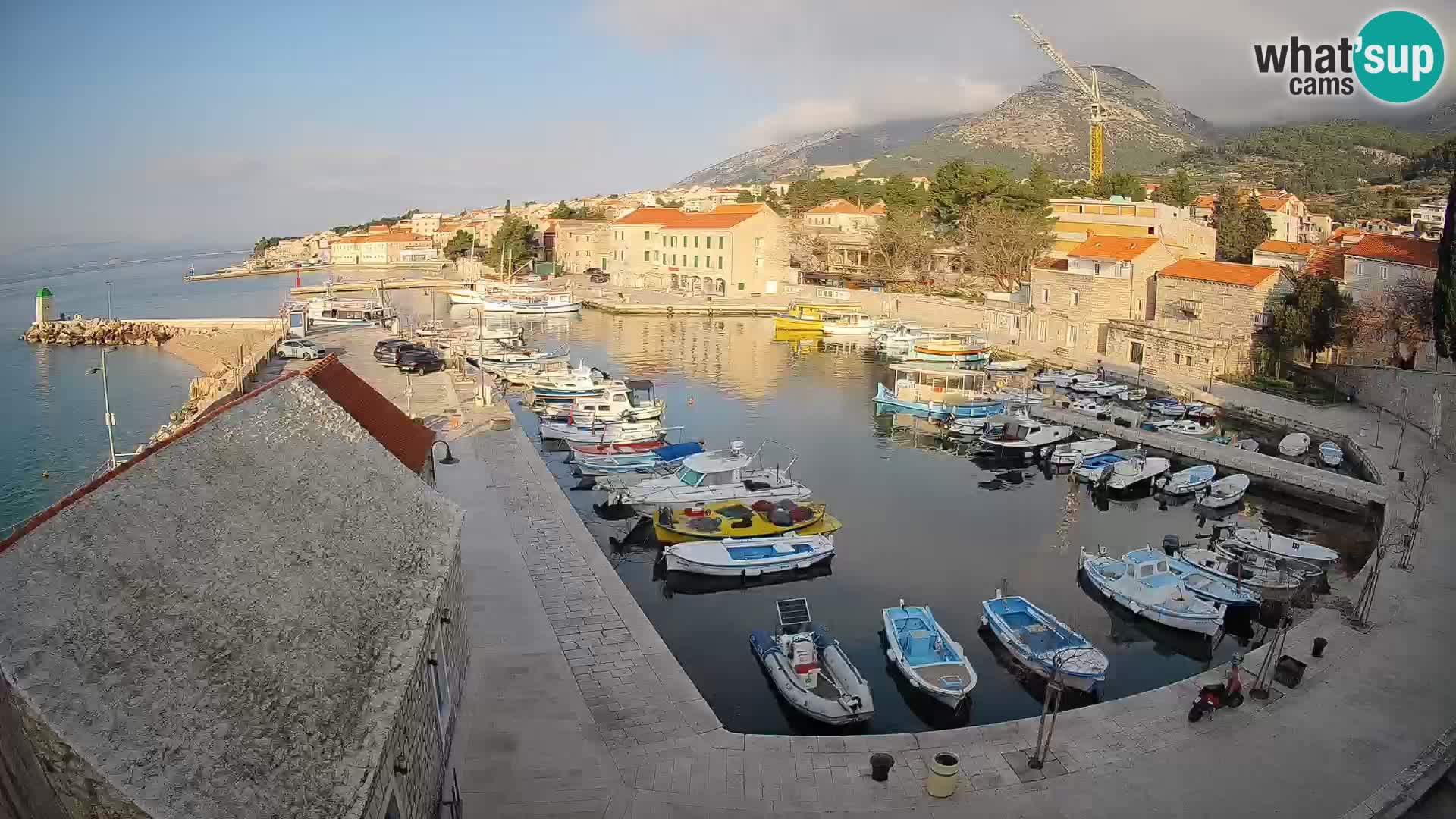 Web kamera Bol Riva – Pogled uživo na luku i marinu
