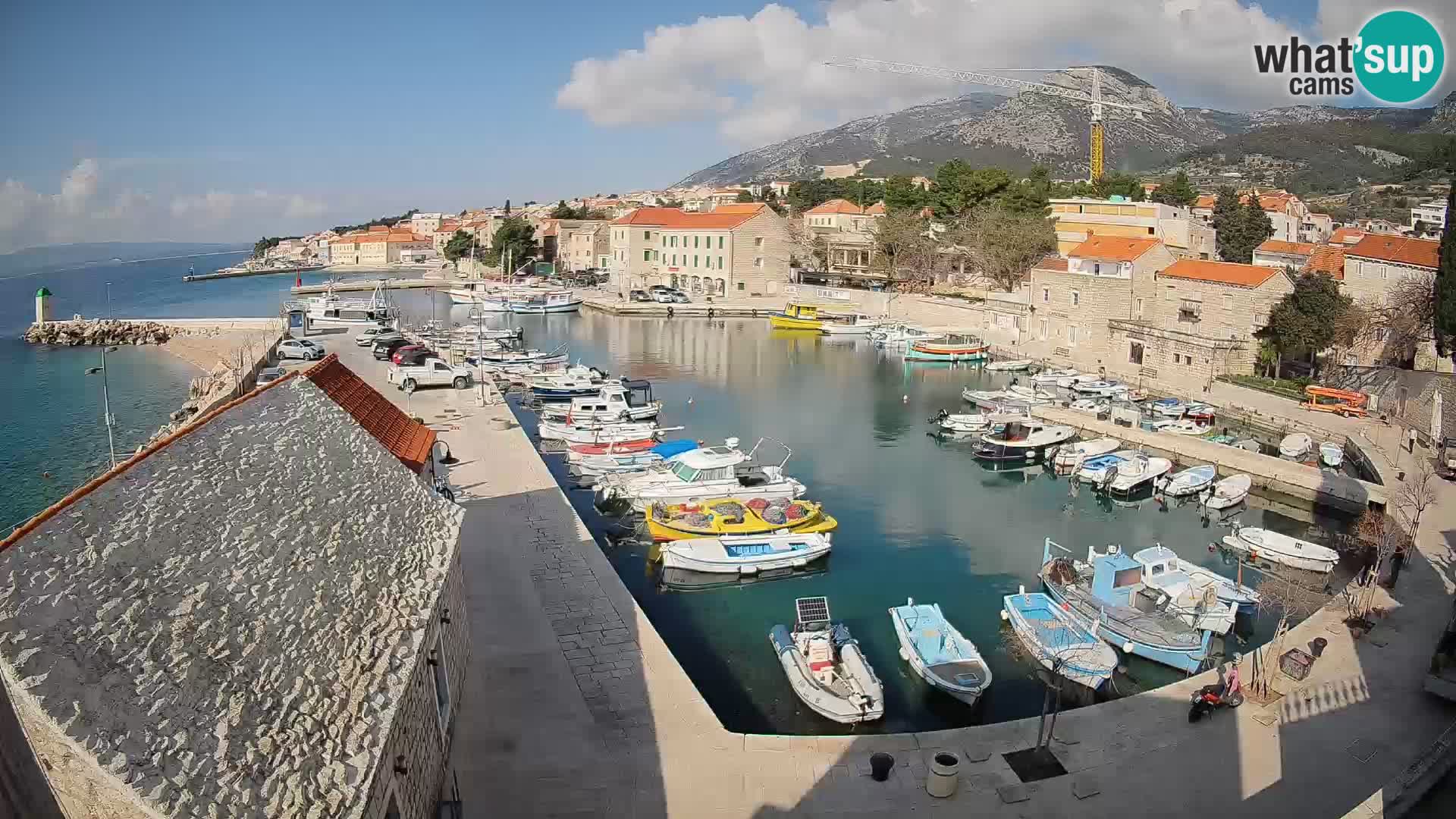 Web kamera Bol Riva – Pogled uživo na luku i marinu