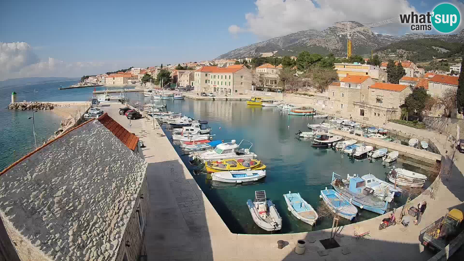 Web kamera Bol Riva – Pogled uživo na luku i marinu