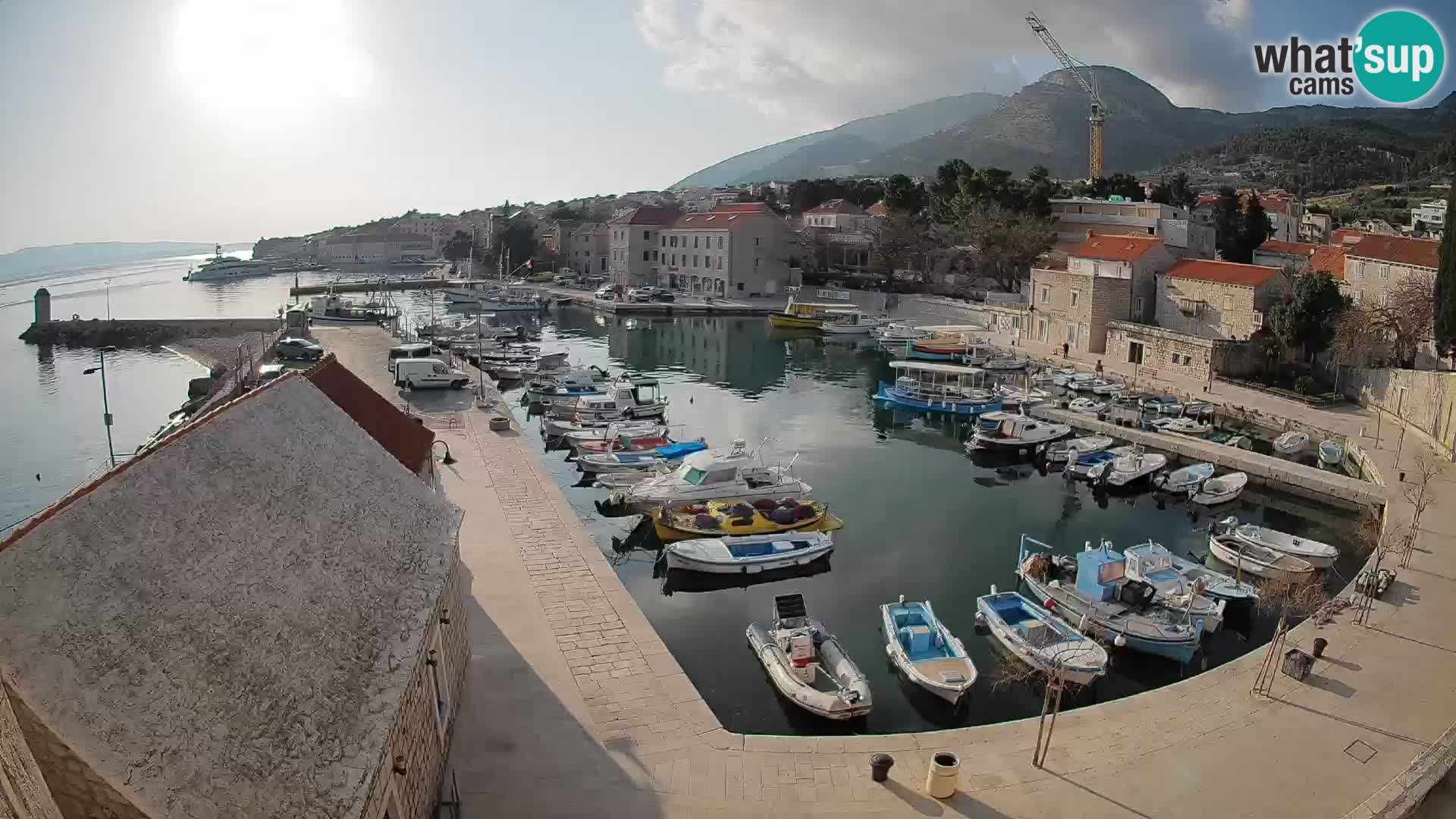 Spletna kamera Bol pristanišče – Pogled v živo na Rivo in marino