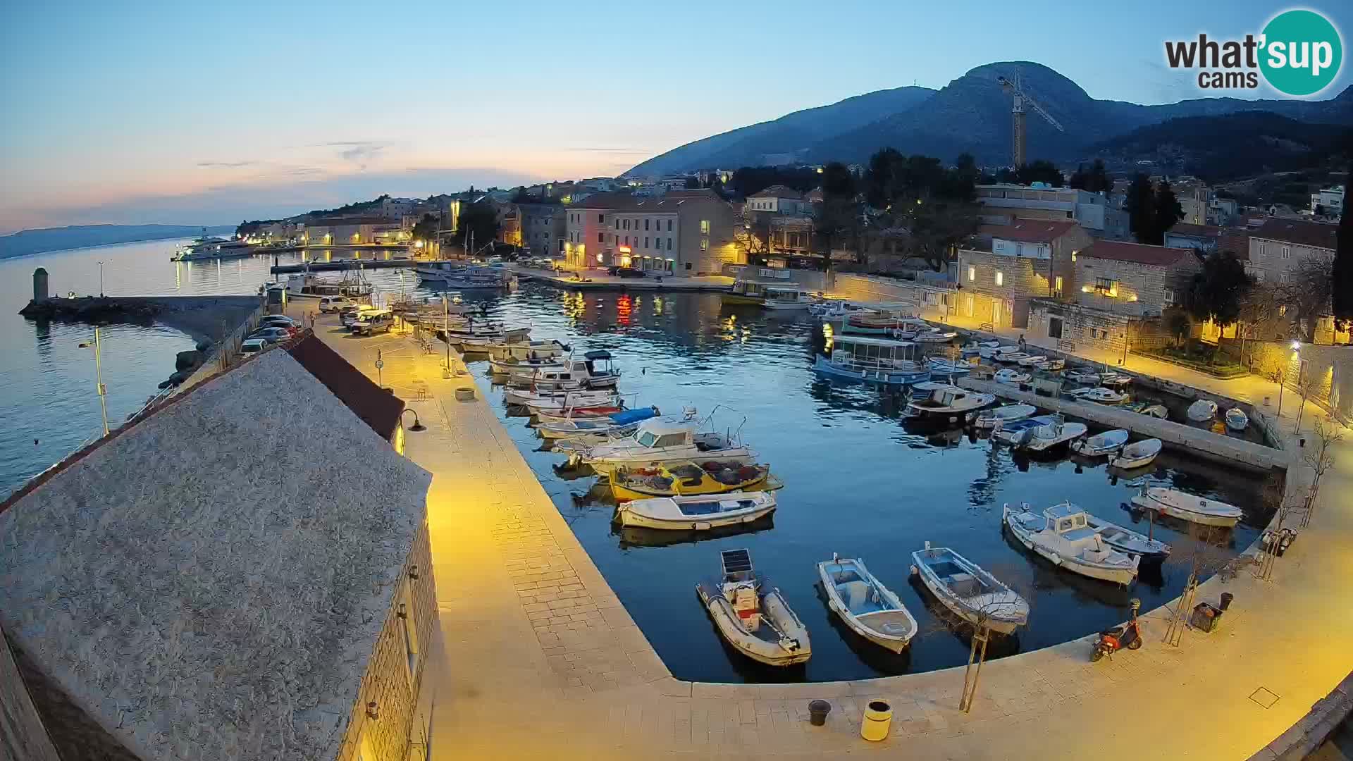 Spletna kamera Bol pristanišče – Pogled v živo na Rivo in marino