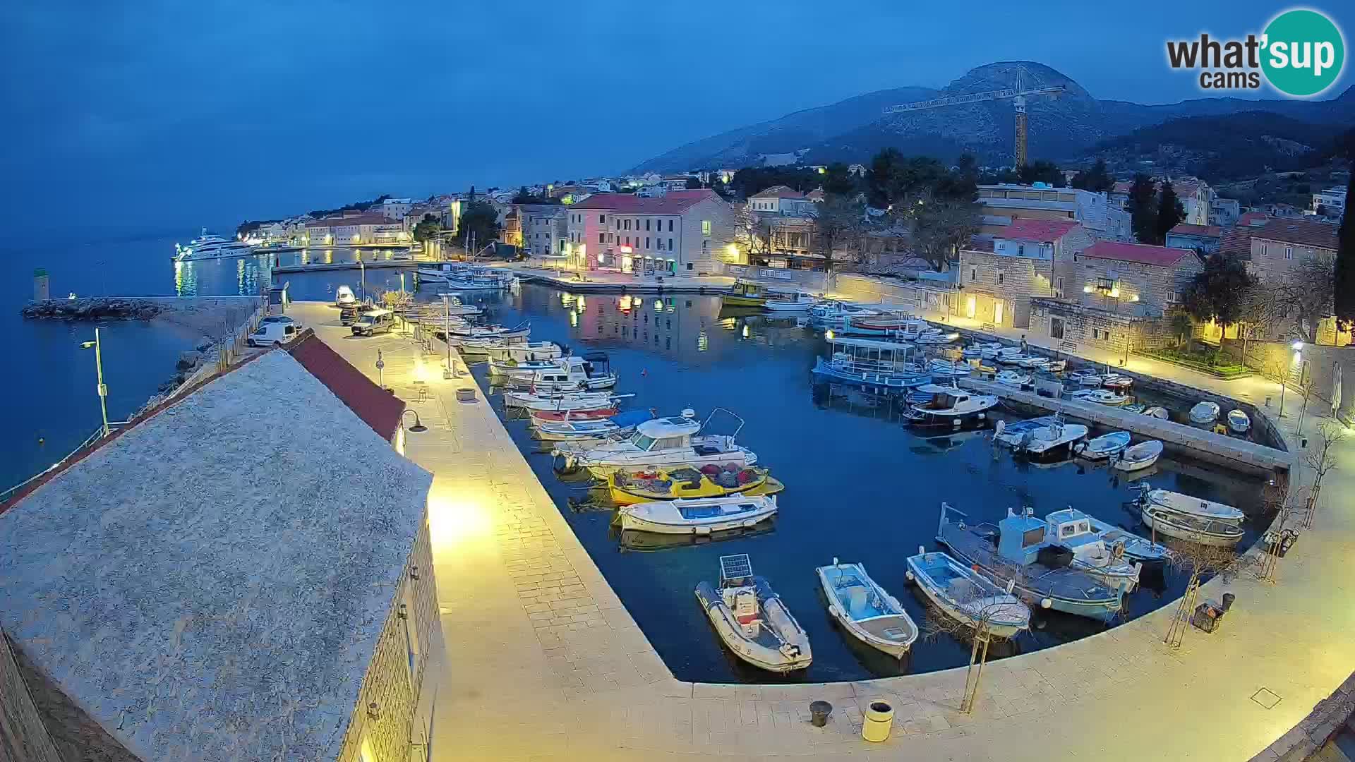 Webcam porto di Bol – Vista live sulla Riva e Marina