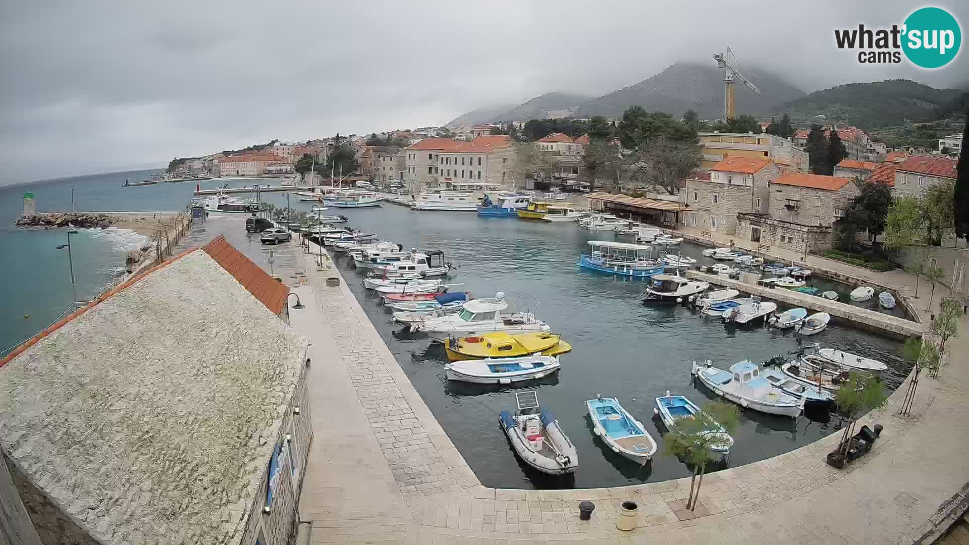 Spletna kamera Bol pristanišče – Pogled v živo na Rivo in marino