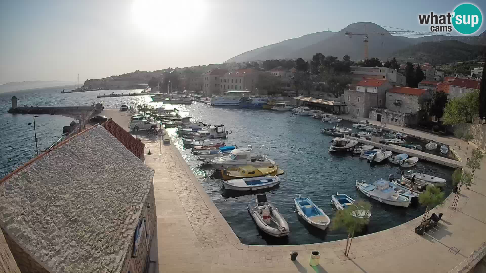 Web kamera Bol Riva – Pogled uživo na luku i marinu