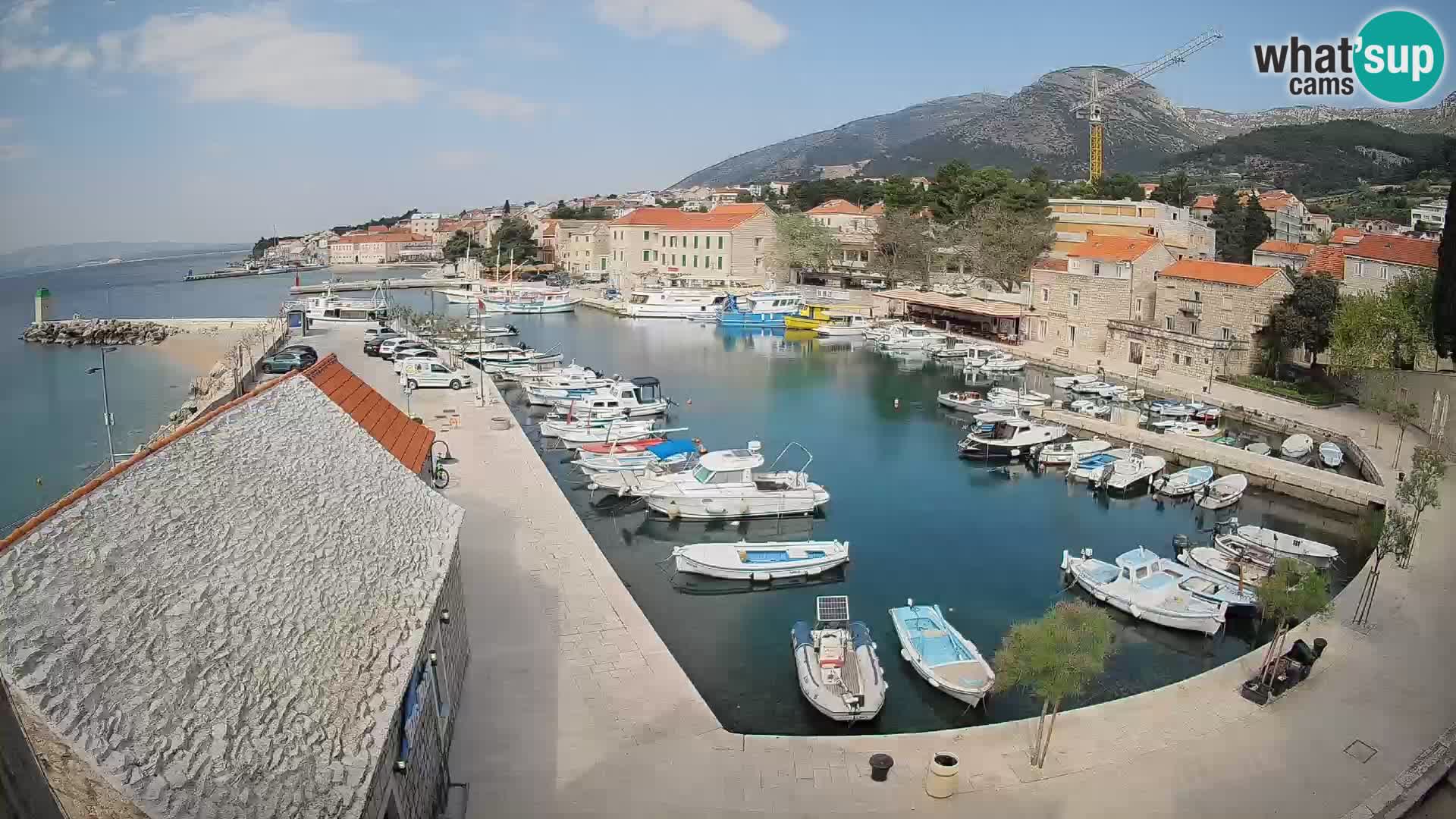 Spletna kamera Bol pristanišče – Pogled v živo na Rivo in marino