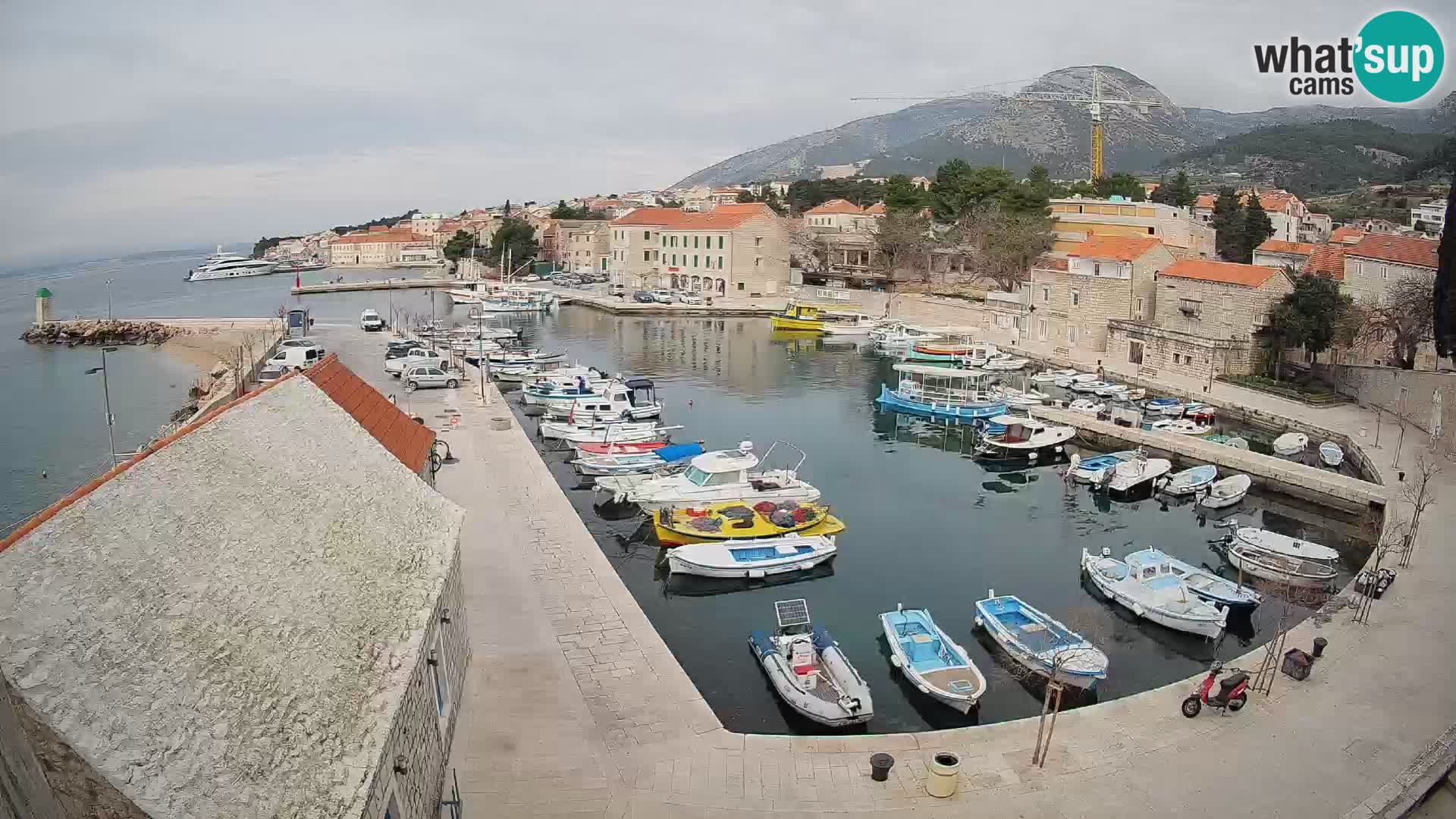 Webcam porto di Bol – Vista live sulla Riva e Marina