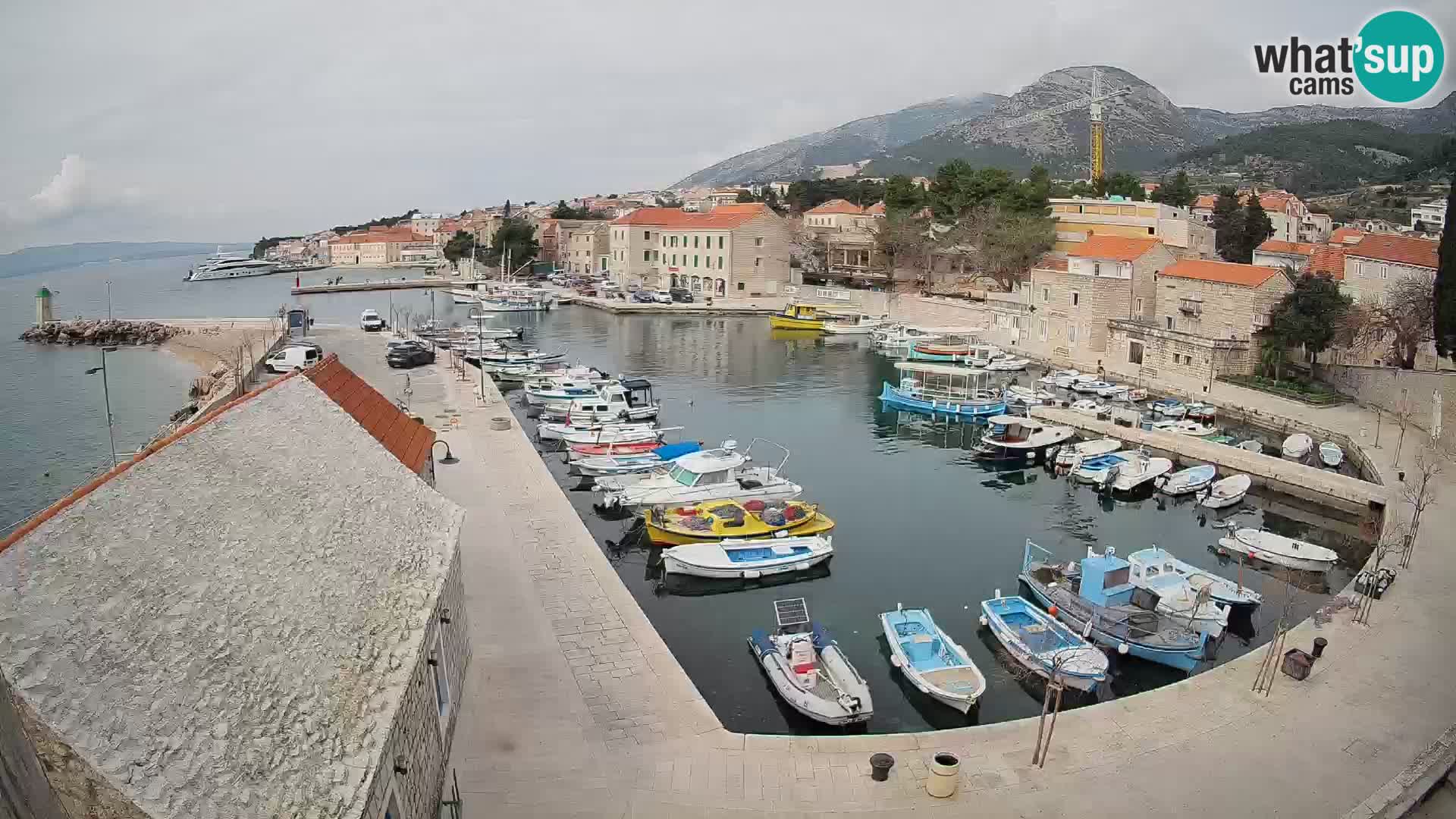 Spletna kamera Bol pristanišče – Pogled v živo na Rivo in marino