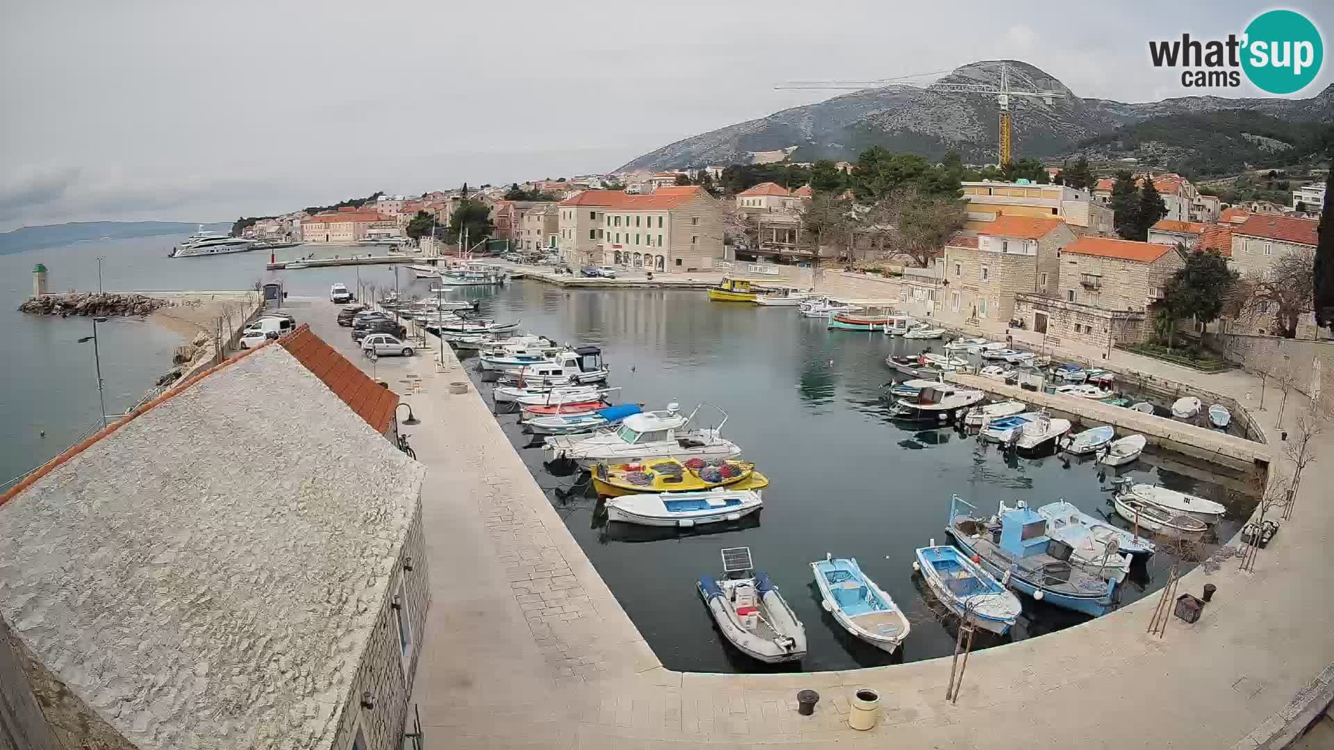 Spletna kamera Bol pristanišče – Pogled v živo na Rivo in marino