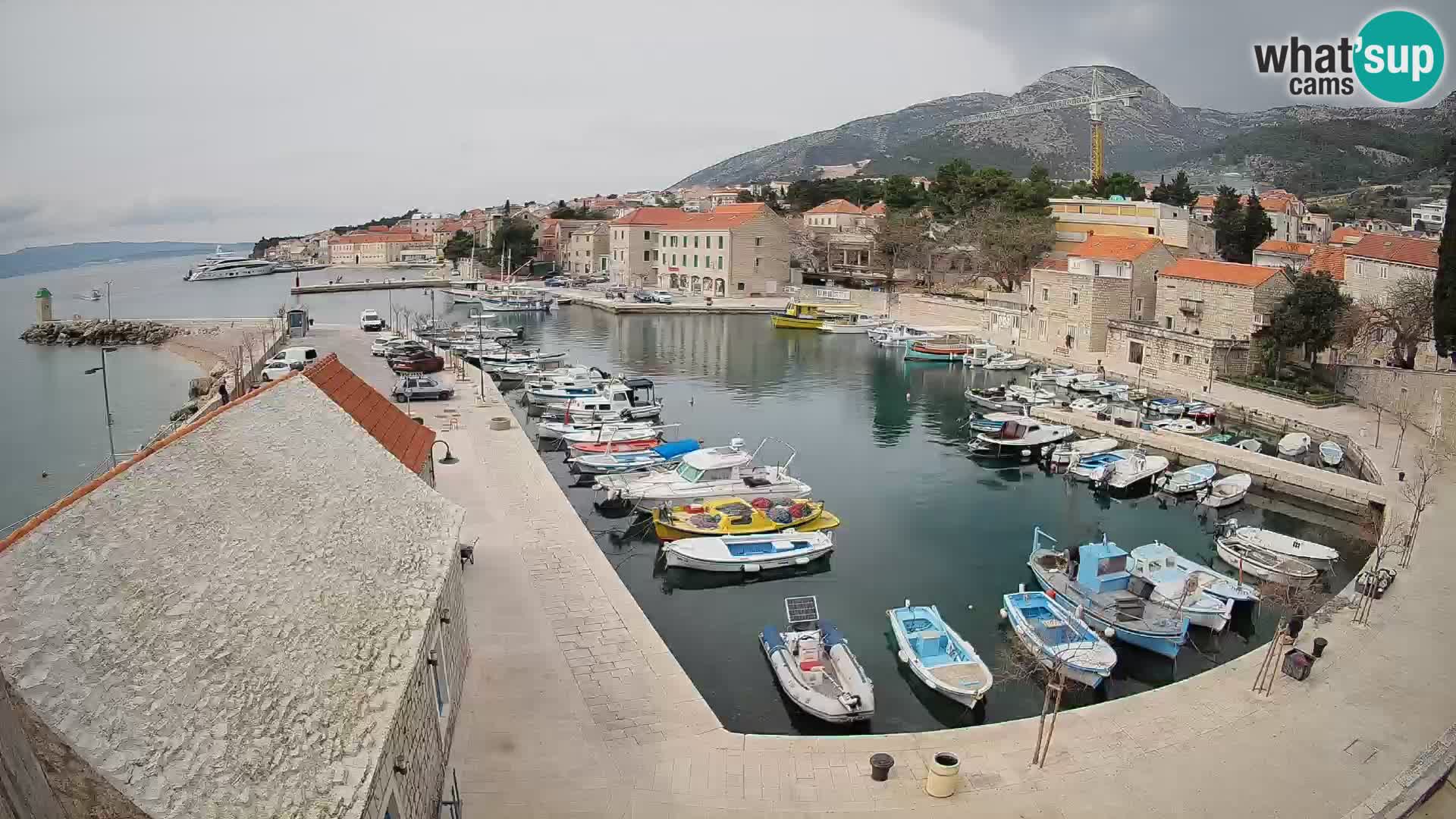 Web kamera Bol Riva – Pogled uživo na luku i marinu