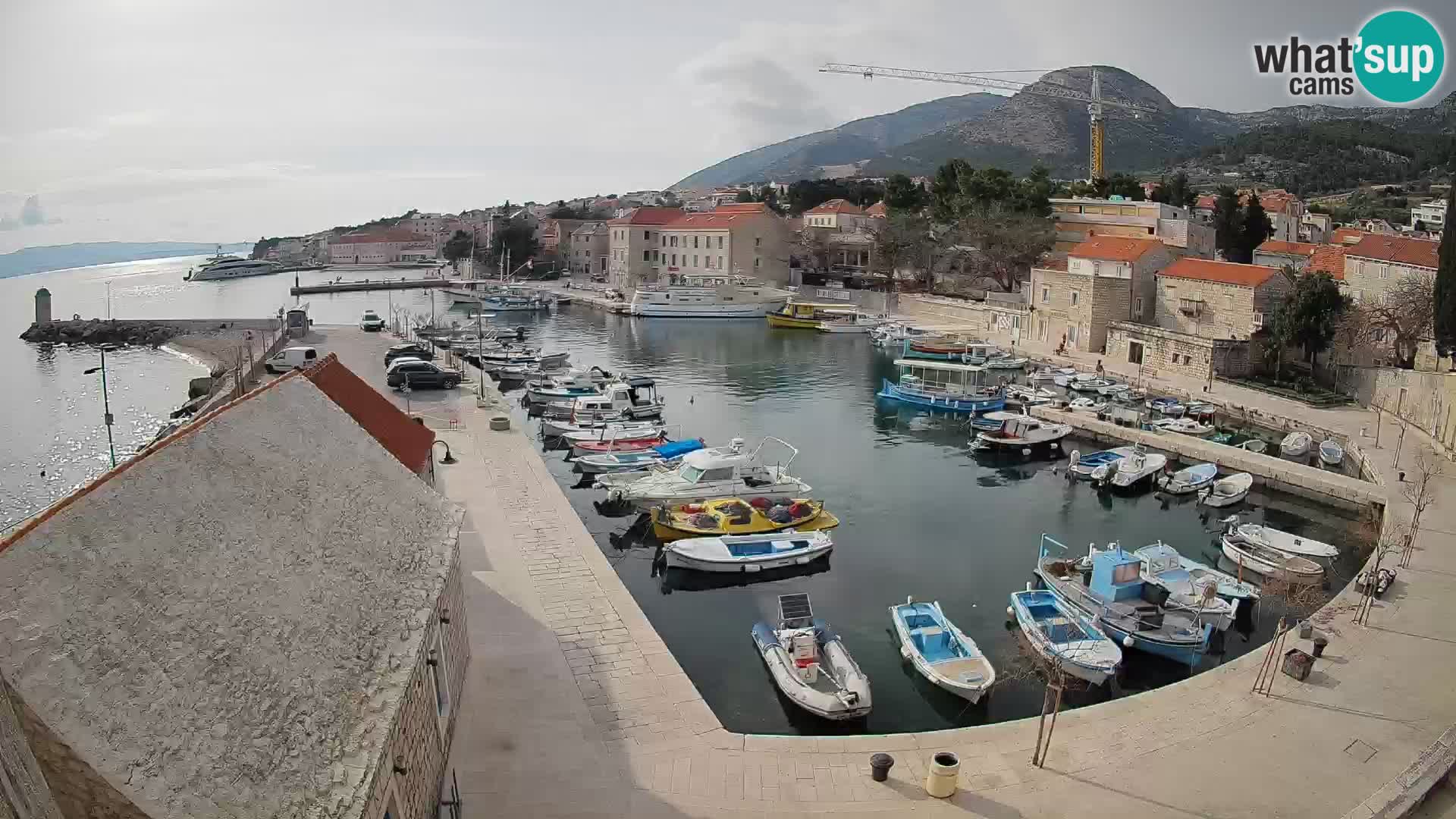 Web kamera Bol Riva – Pogled uživo na luku i marinu