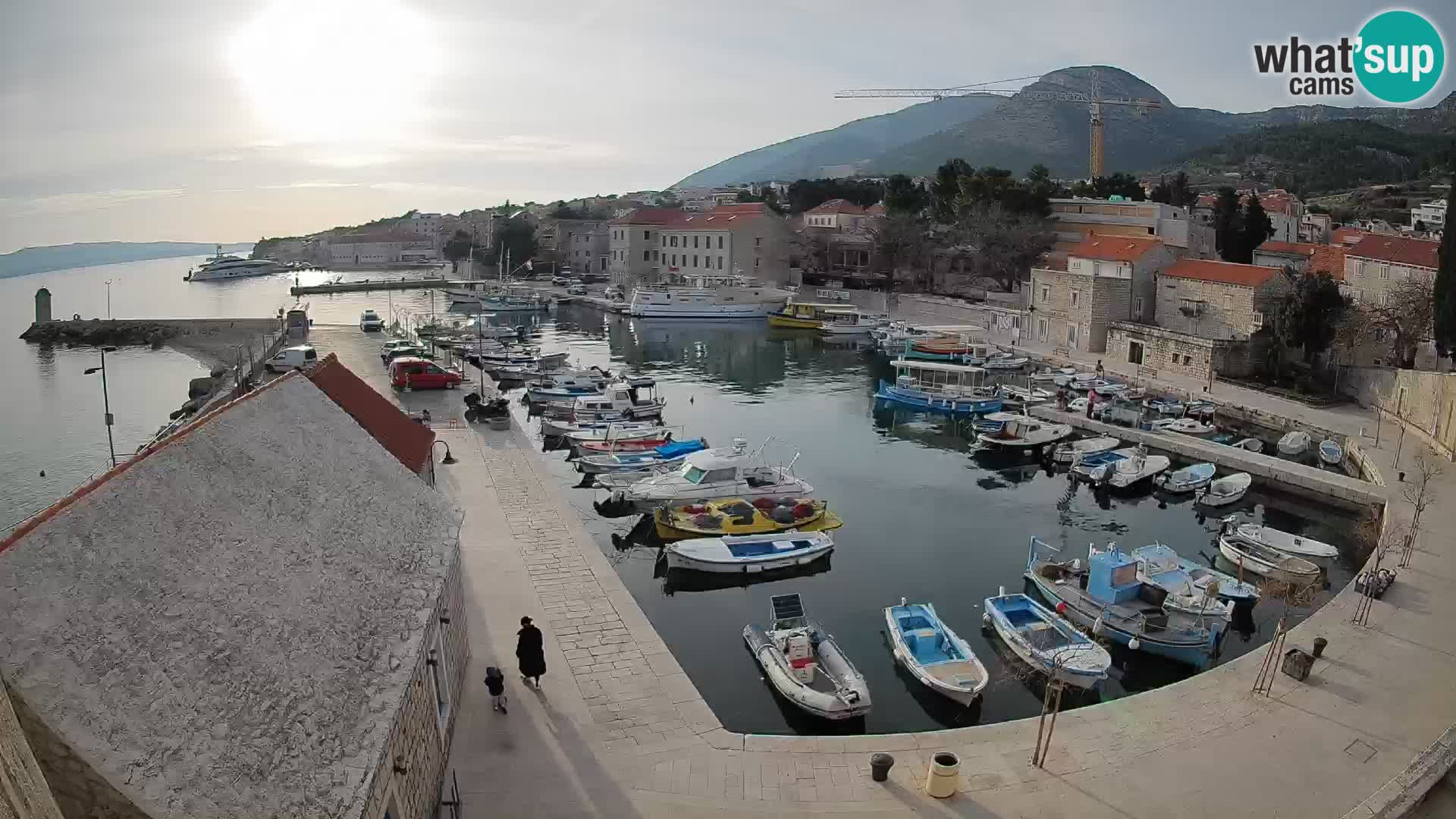 Spletna kamera Bol pristanišče – Pogled v živo na Rivo in marino