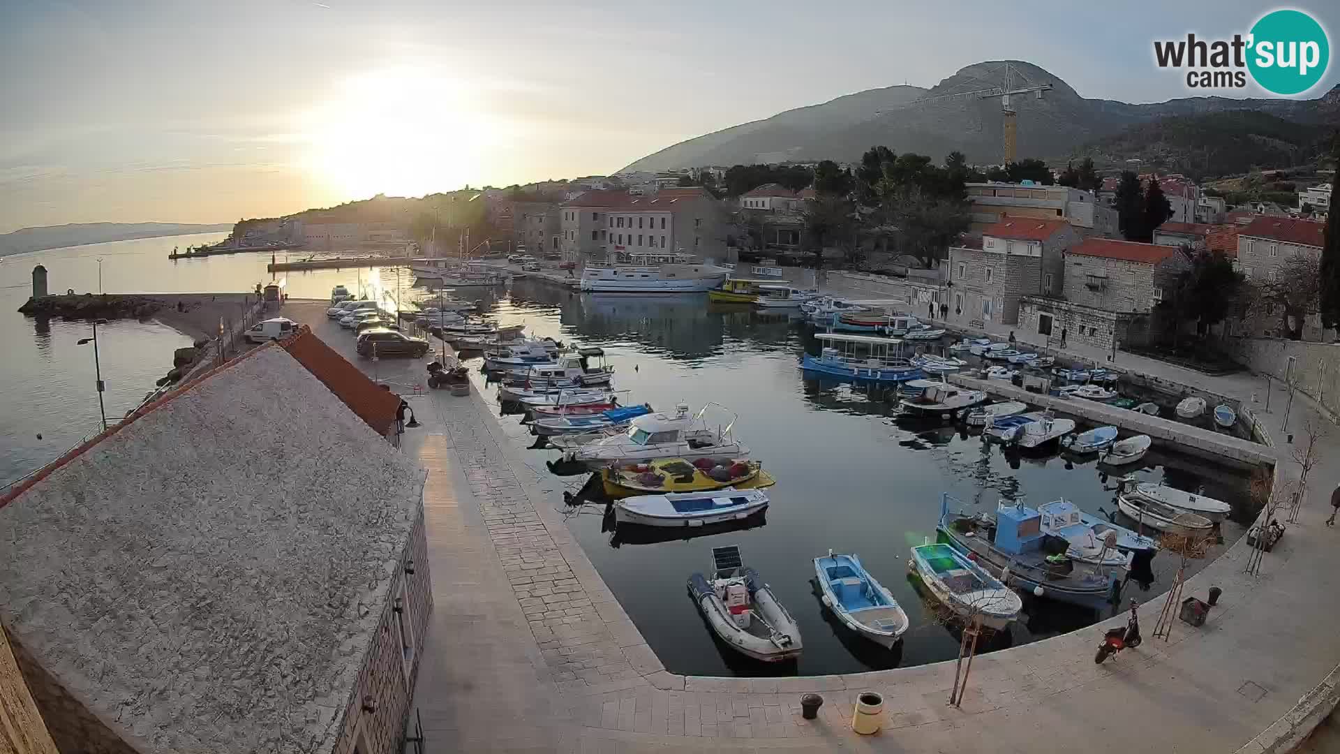 Webcam porto di Bol – Vista live sulla Riva e Marina