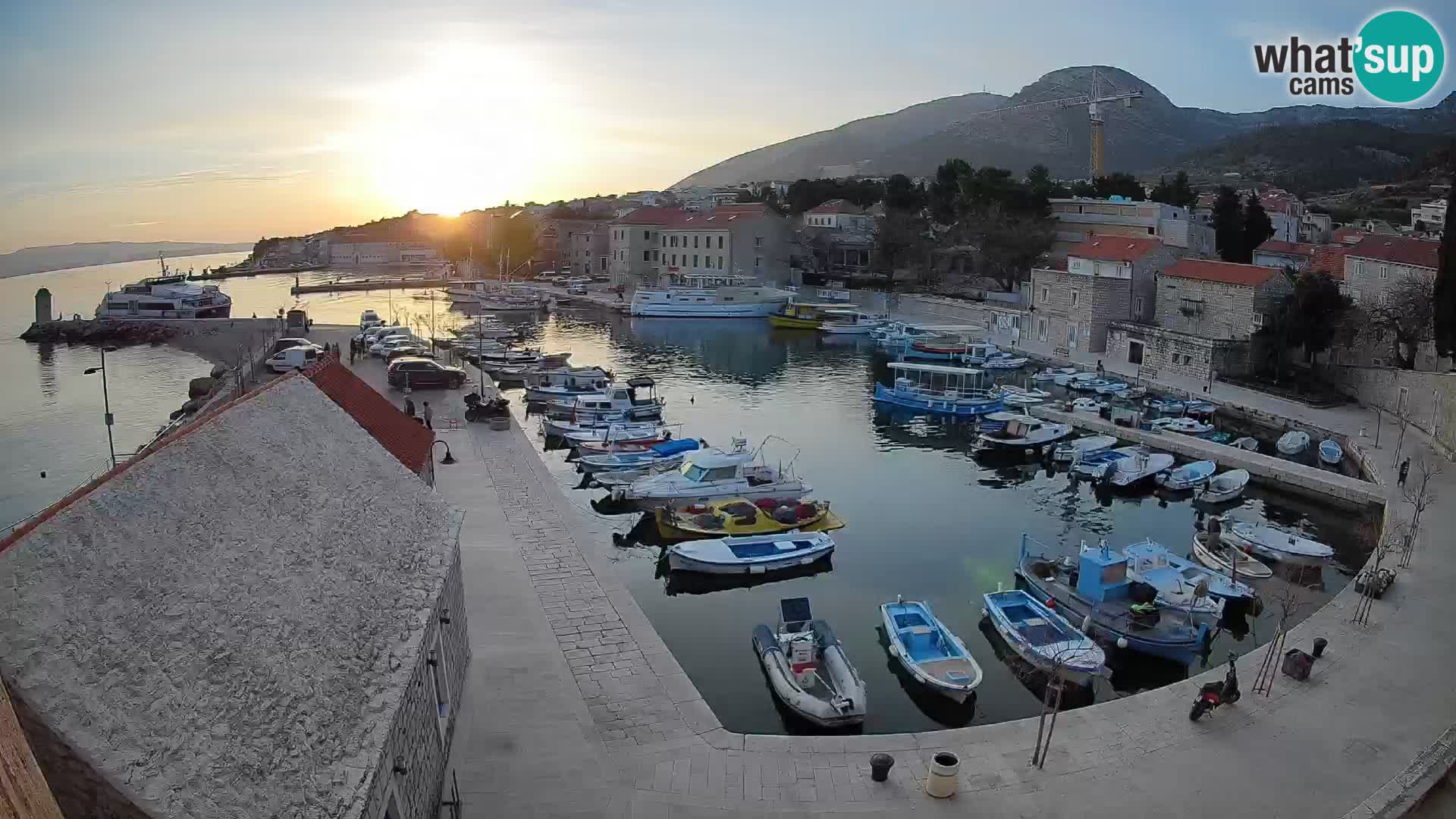 Webcam porto di Bol – Vista live sulla Riva e Marina