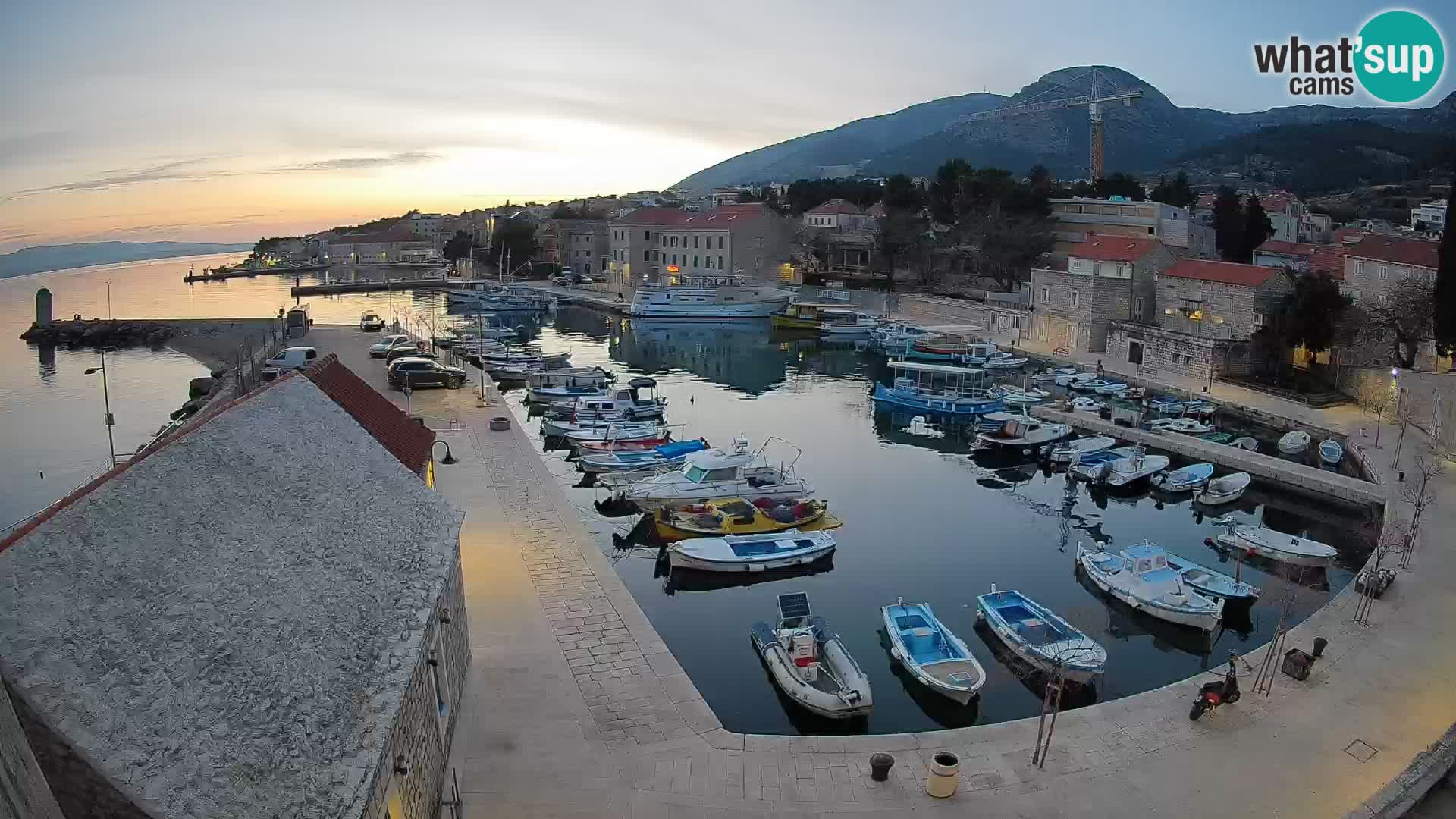 Web kamera Bol Riva – Pogled uživo na luku i marinu