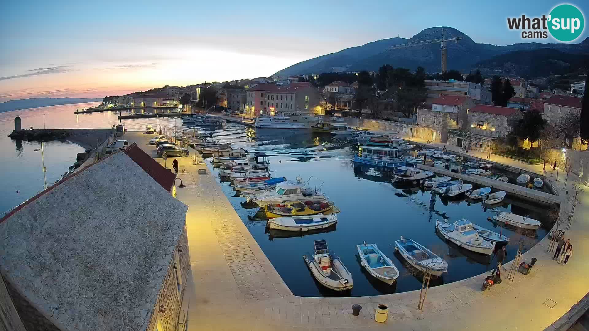 Webcam porto di Bol – Vista live sulla Riva e Marina