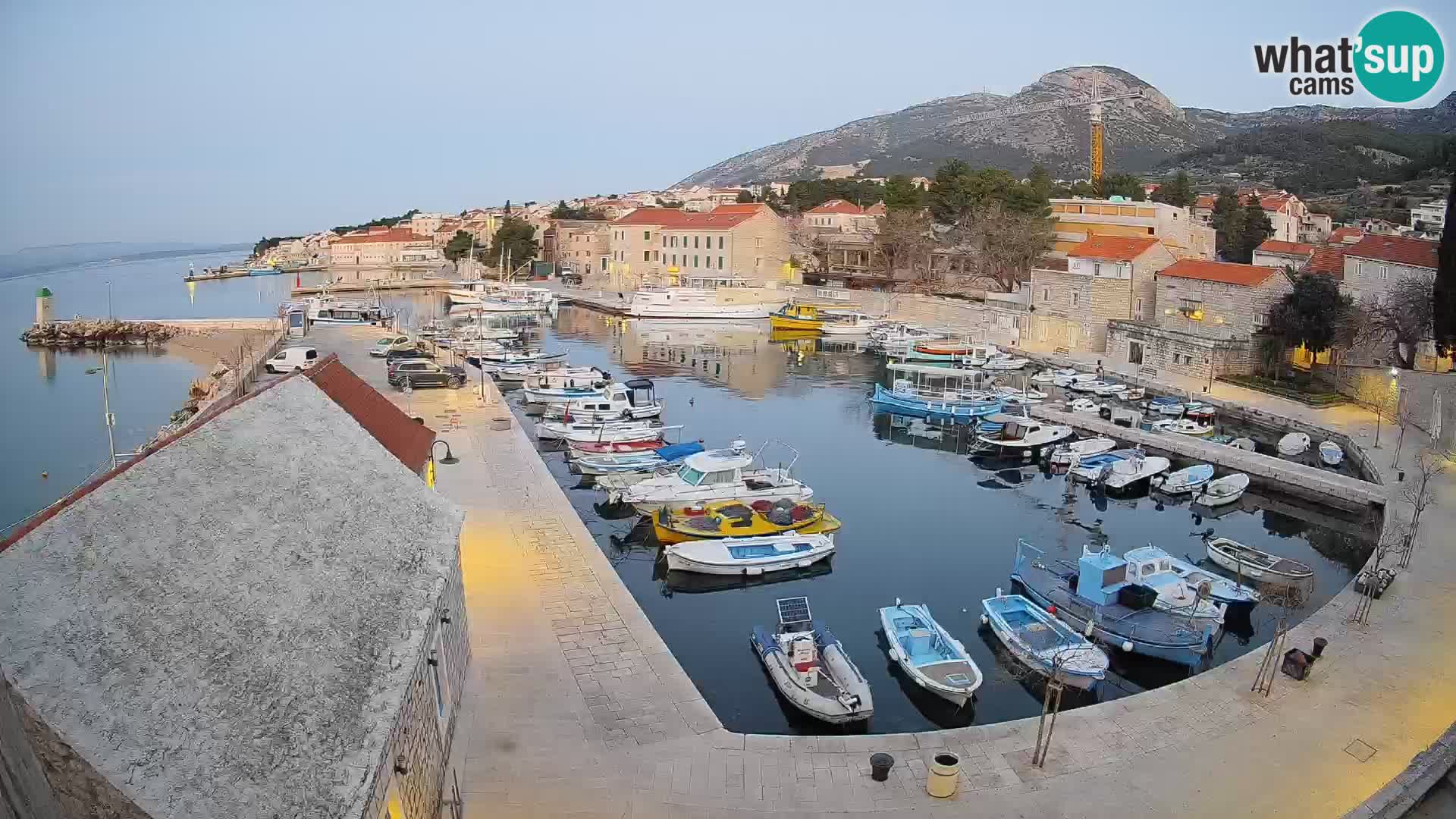 Web kamera Bol Riva – Pogled uživo na luku i marinu