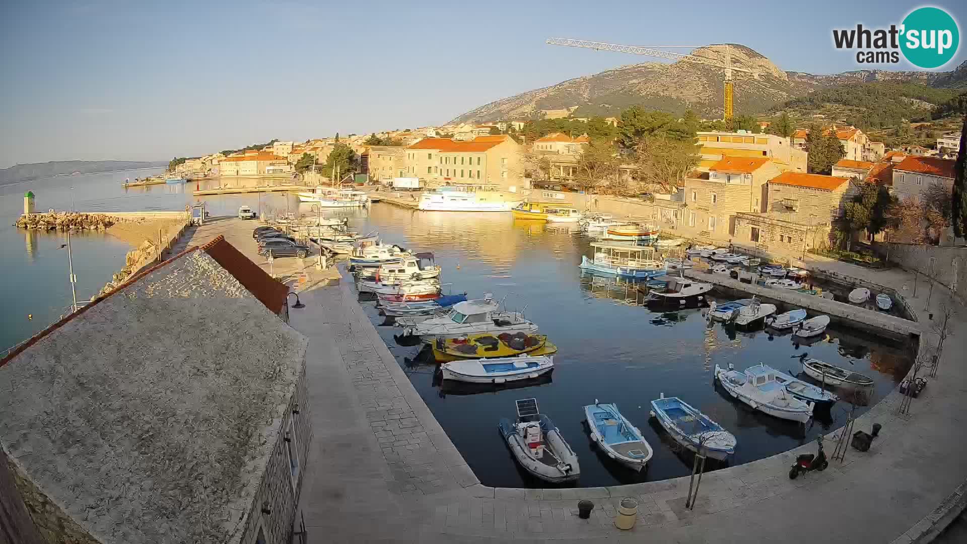 Spletna kamera Bol pristanišče – Pogled v živo na Rivo in marino