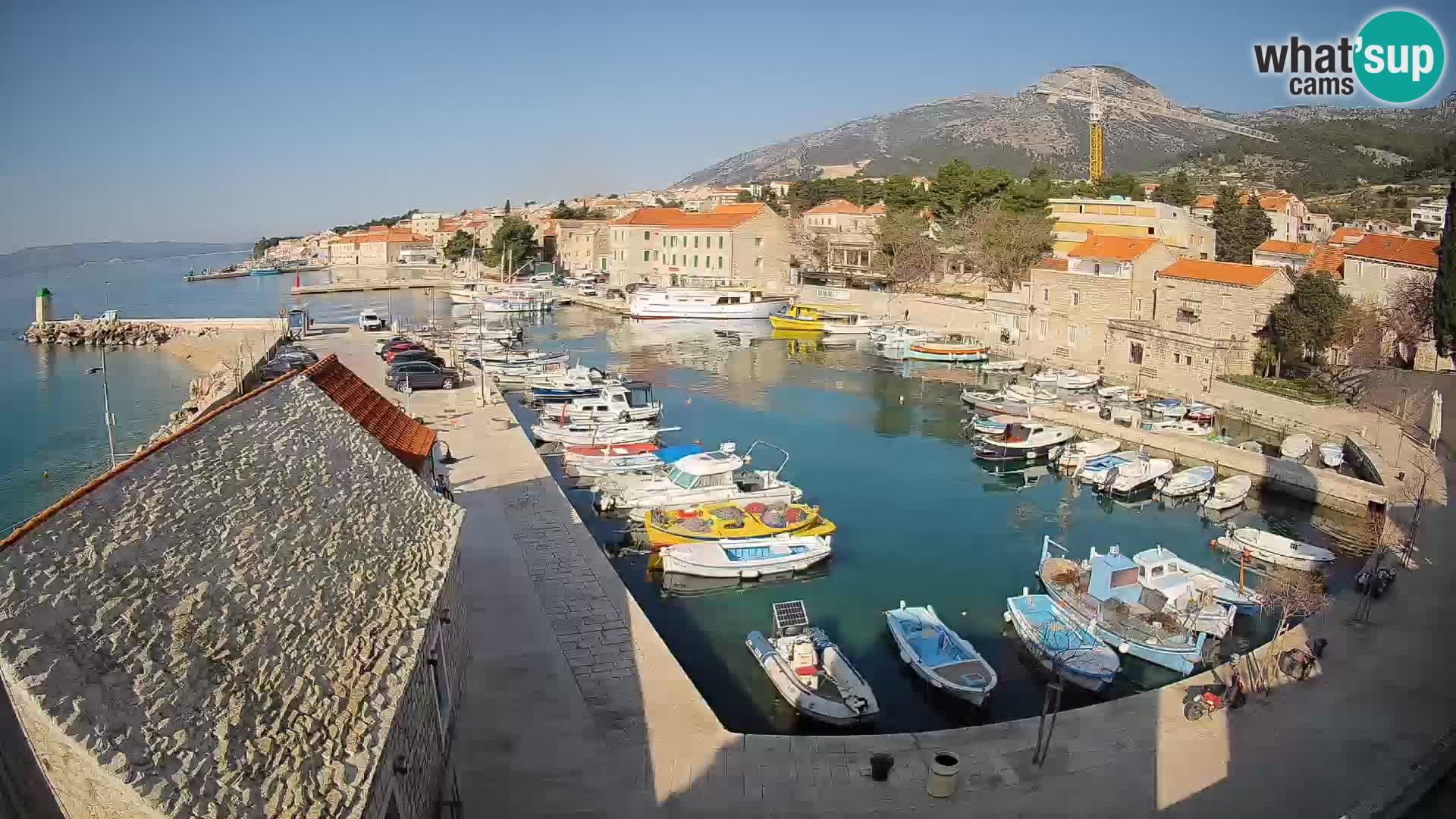 Web kamera Bol Riva – Pogled uživo na luku i marinu