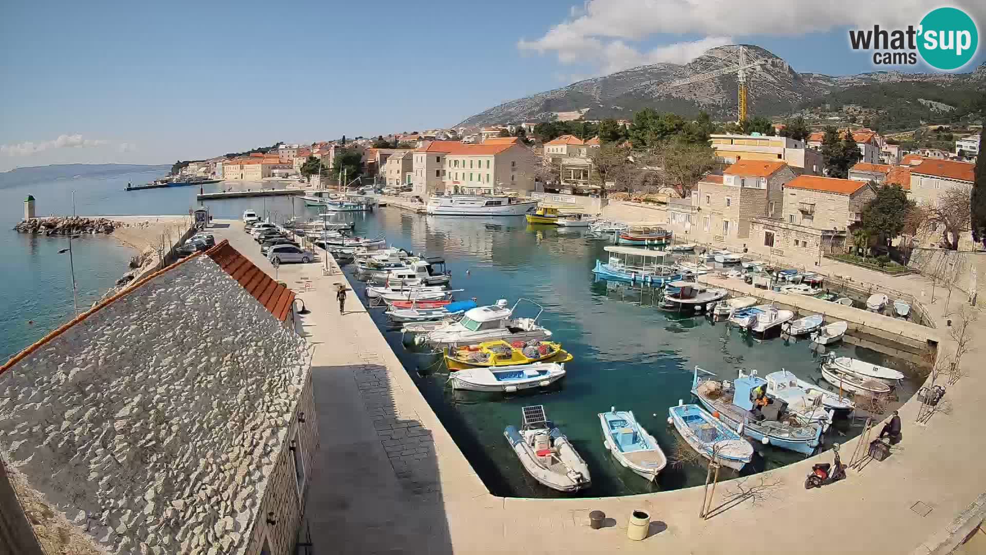 Spletna kamera Bol pristanišče – Pogled v živo na Rivo in marino