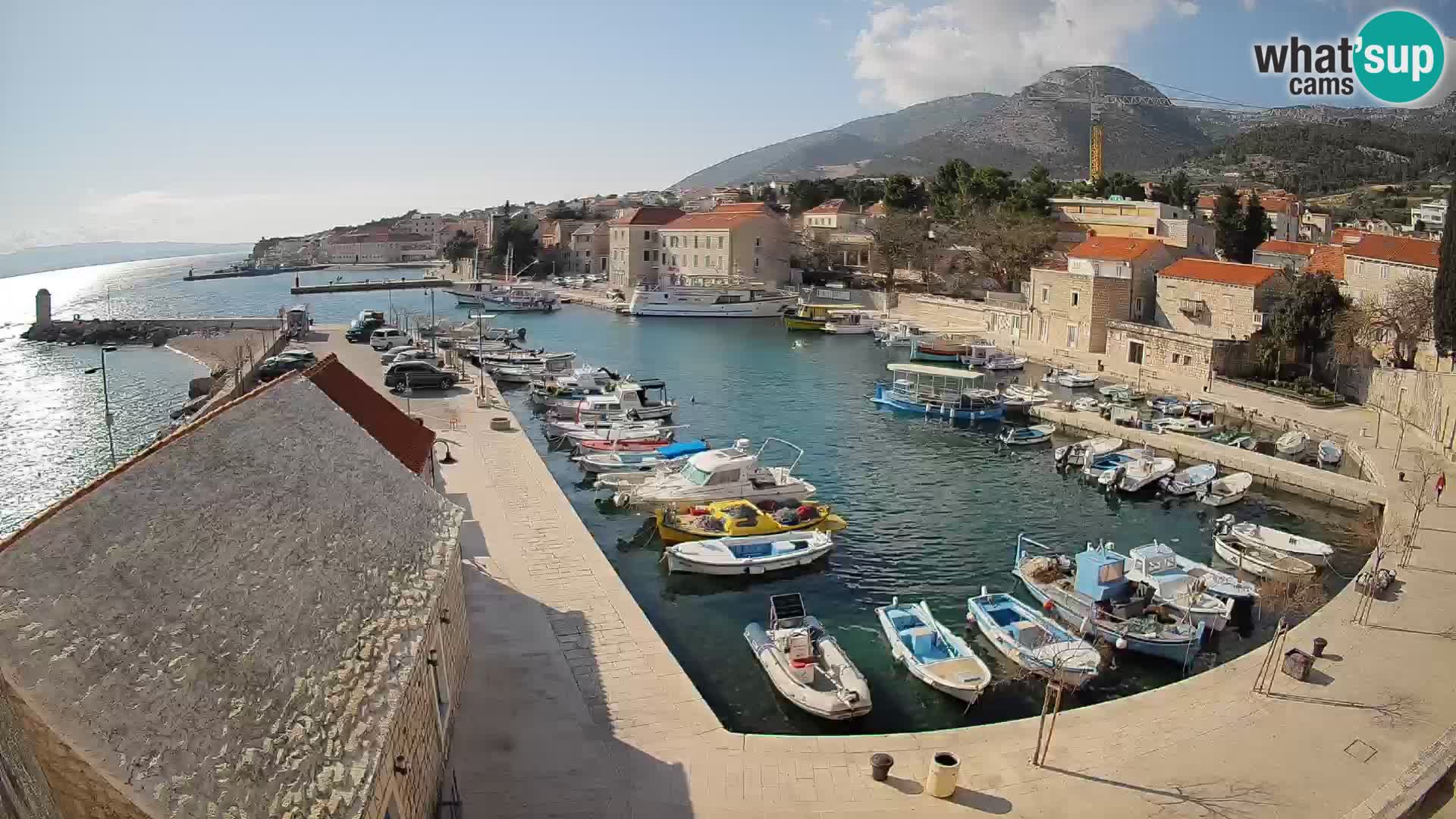 Web kamera Bol Riva – Pogled uživo na luku i marinu
