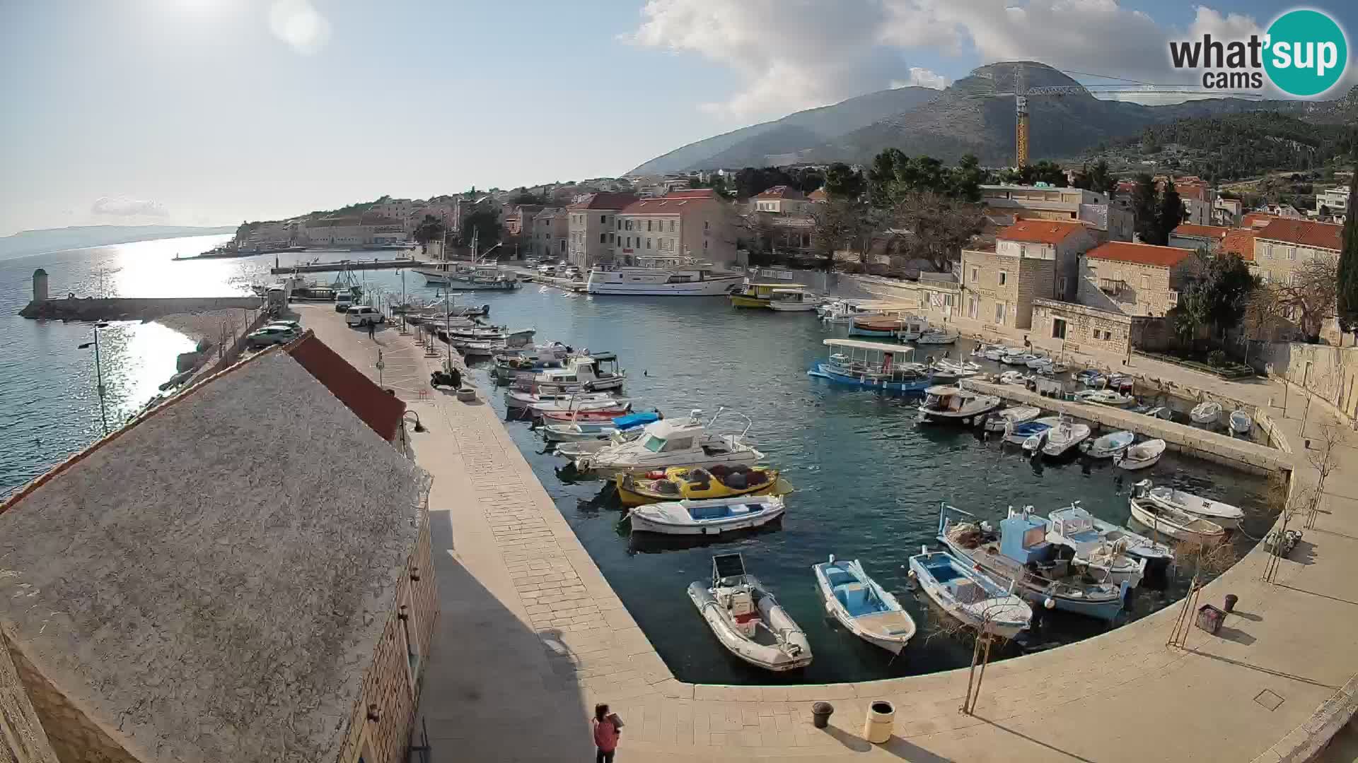 Spletna kamera Bol pristanišče – Pogled v živo na Rivo in marino