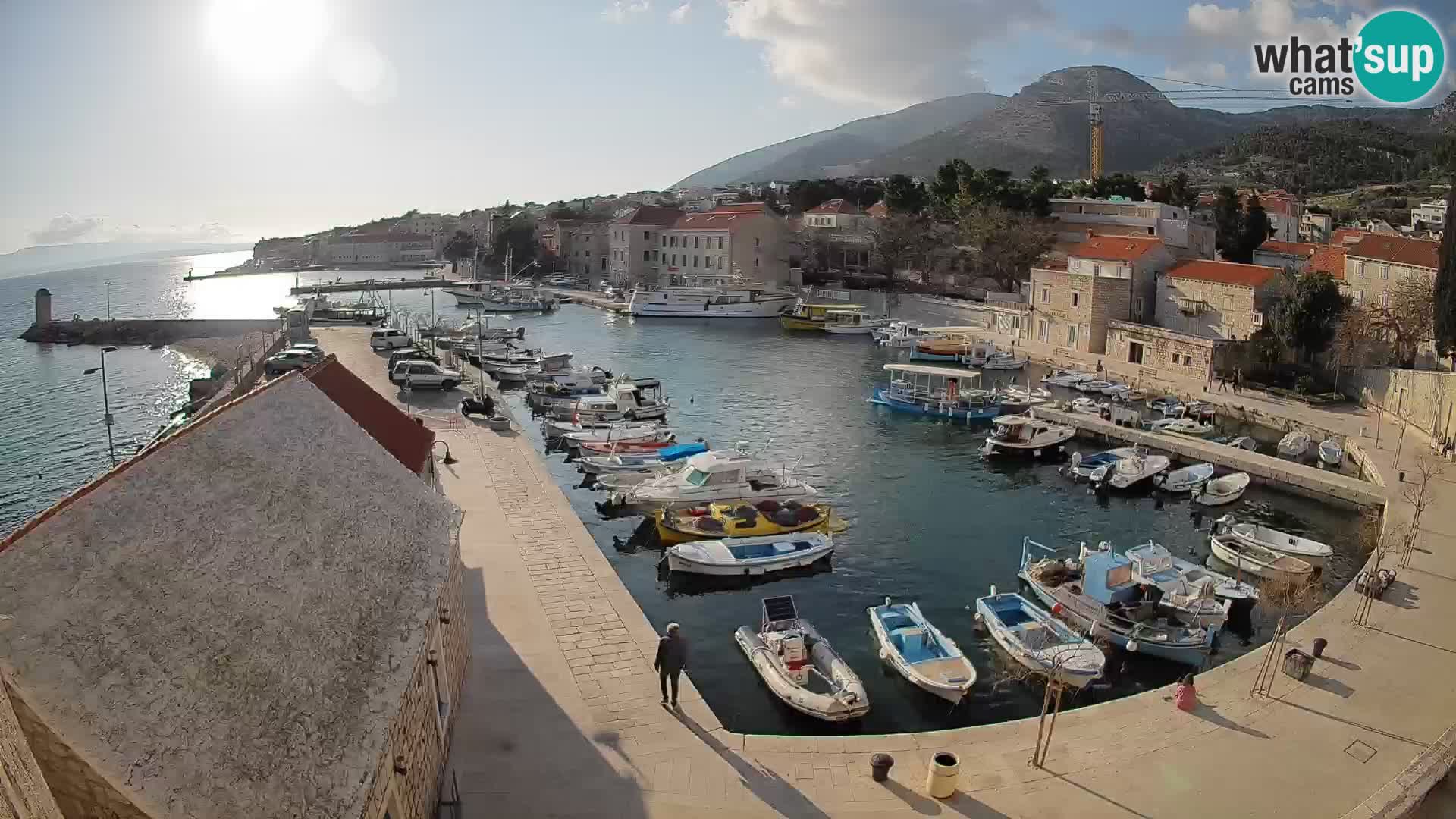 Web kamera Bol Riva – Pogled uživo na luku i marinu