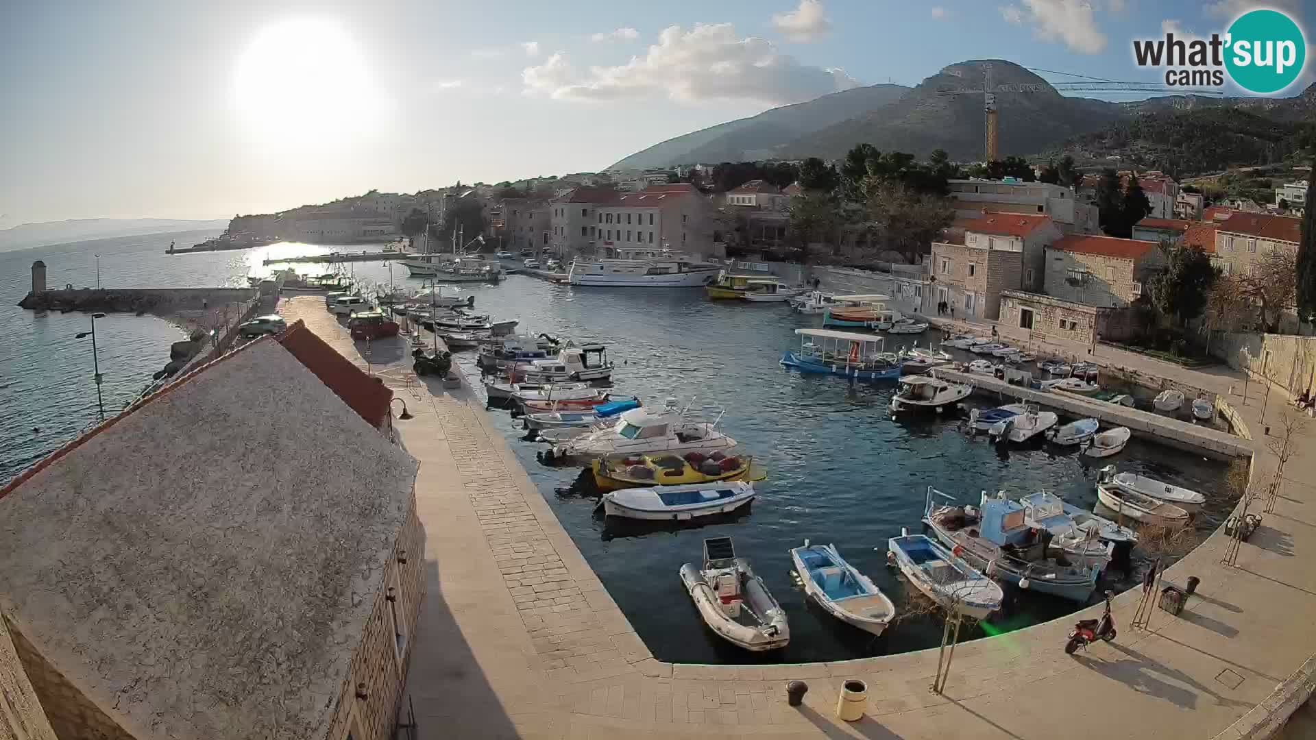 Spletna kamera Bol pristanišče – Pogled v živo na Rivo in marino