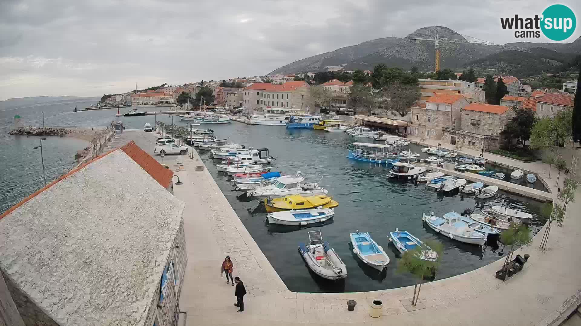 Spletna kamera Bol pristanišče – Pogled v živo na Rivo in marino