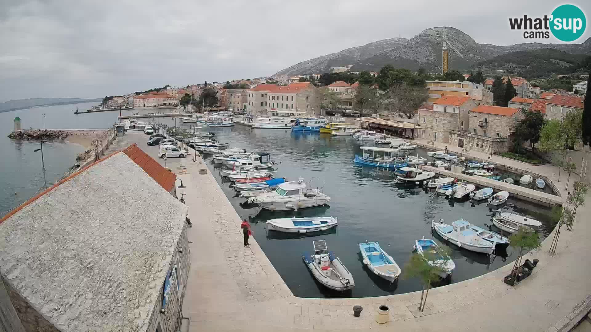 Webcam porto di Bol – Vista live sulla Riva e Marina