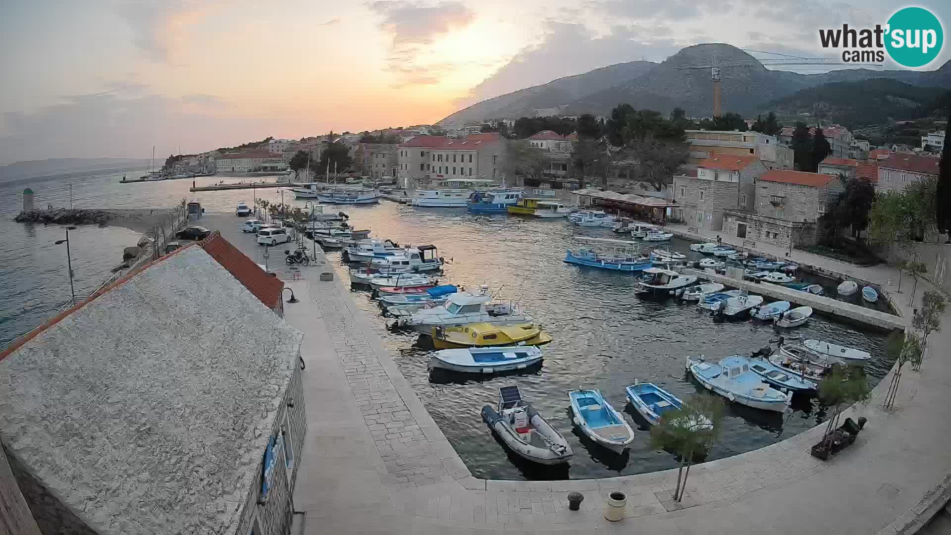 Spletna kamera Bol pristanišče – Pogled v živo na Rivo in marino