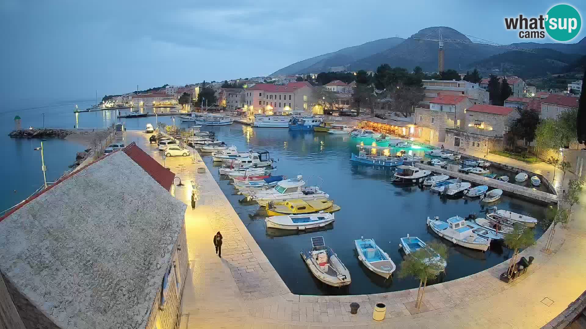 Spletna kamera Bol pristanišče – Pogled v živo na Rivo in marino