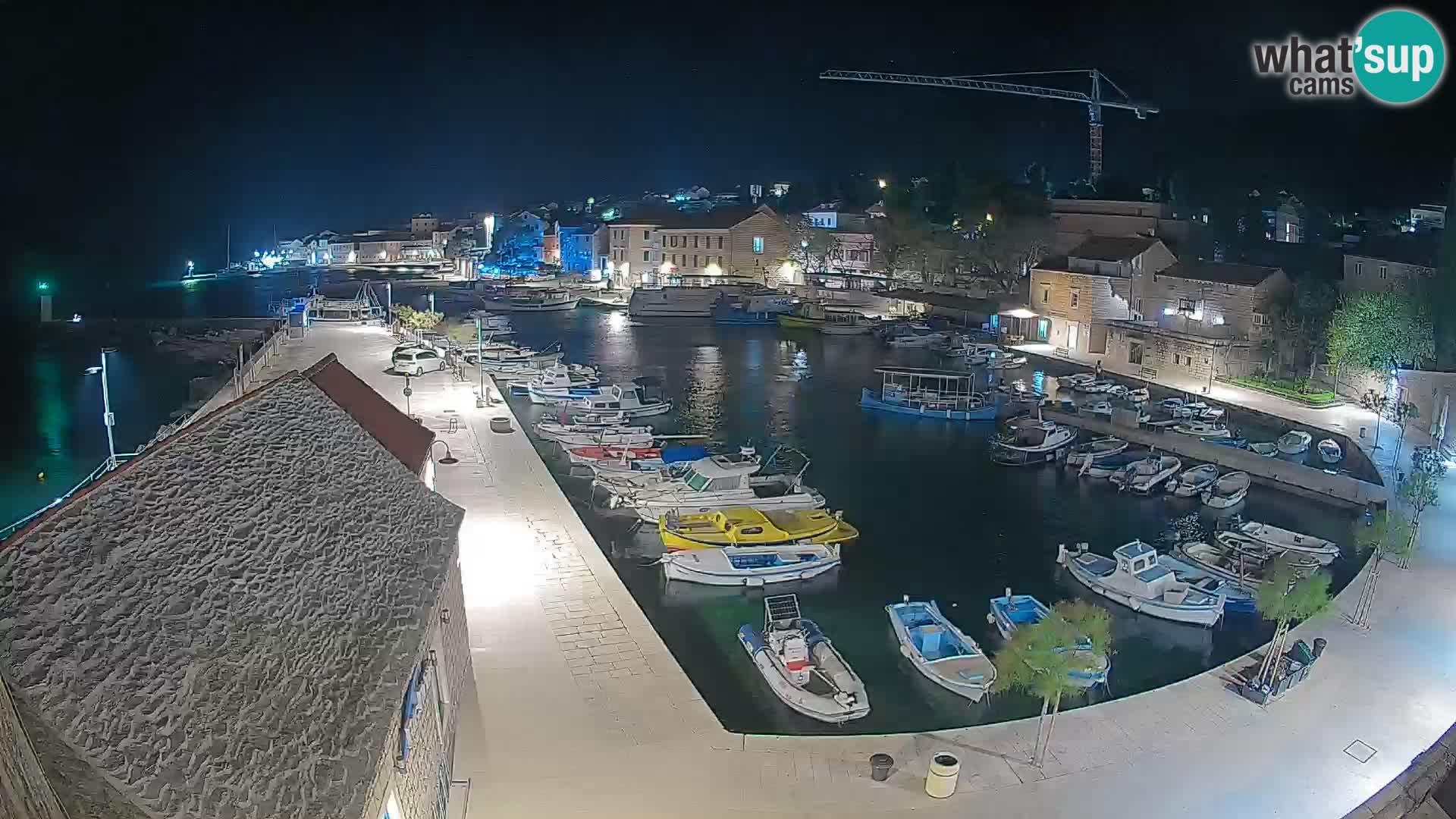 Web kamera Bol Riva – Pogled uživo na luku i marinu