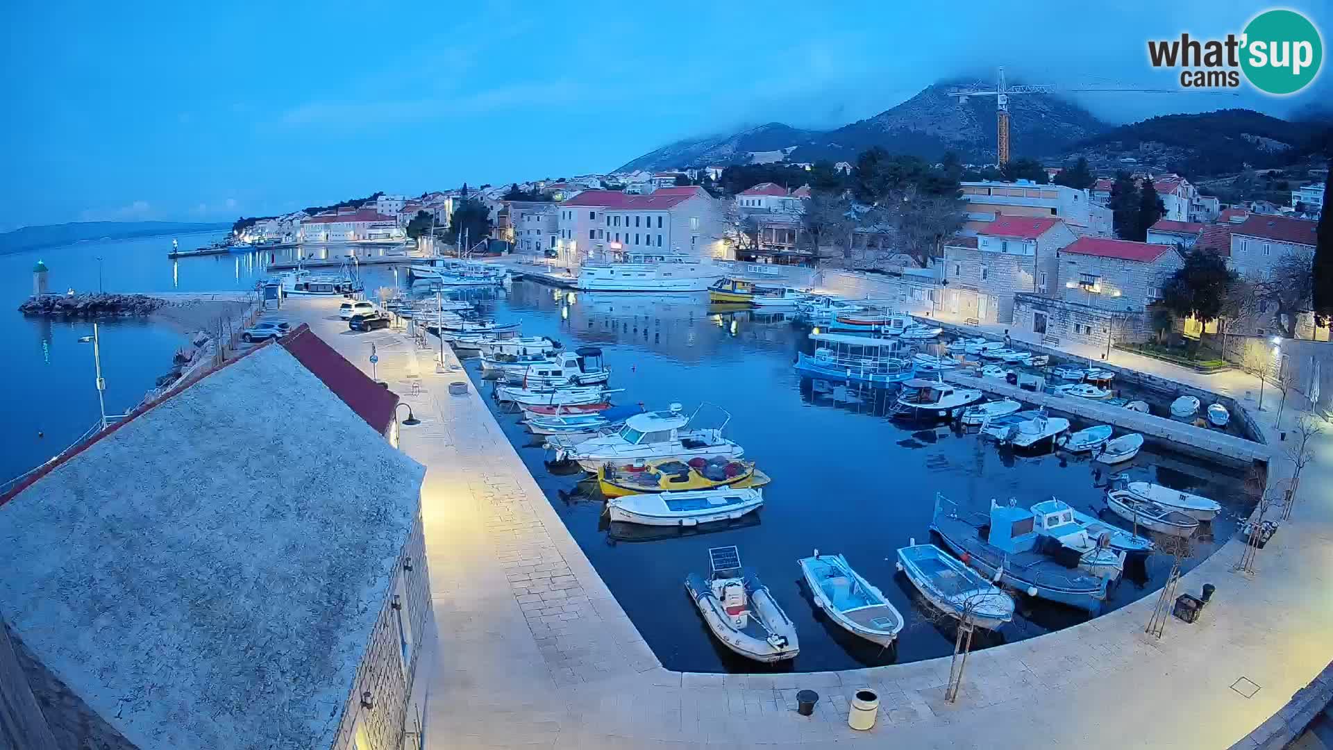 Spletna kamera Bol pristanišče – Pogled v živo na Rivo in marino