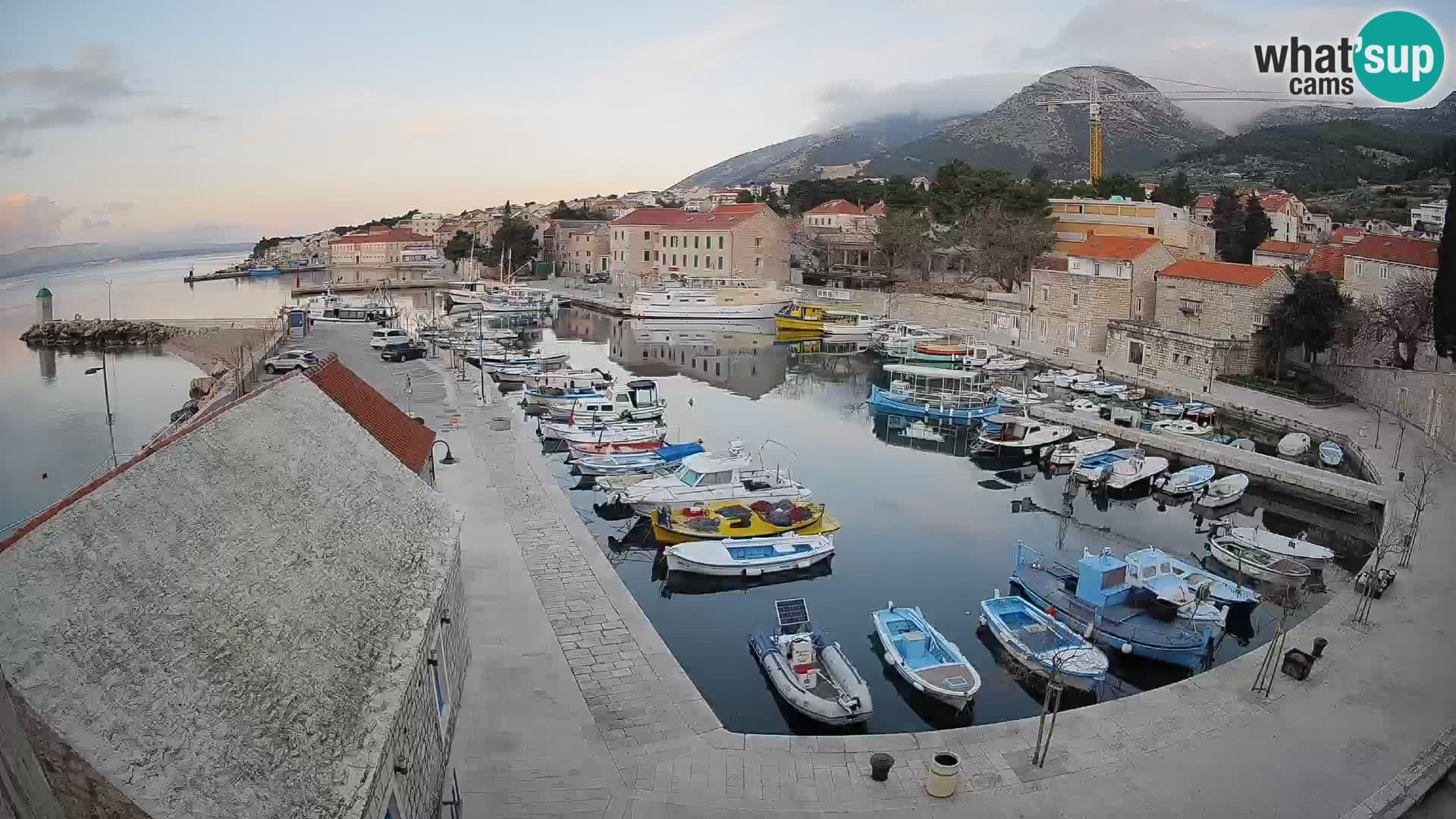 Web kamera Bol Riva – Pogled uživo na luku i marinu