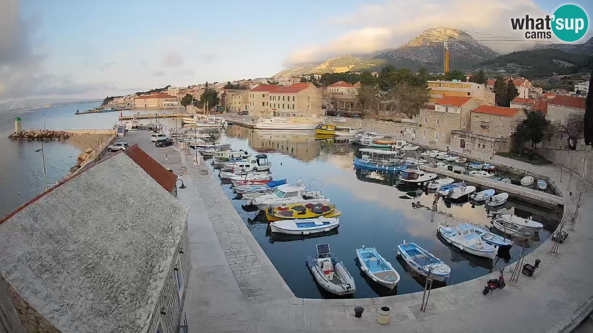 Spletna kamera Bol pristanišče – Pogled v živo na Rivo in marino