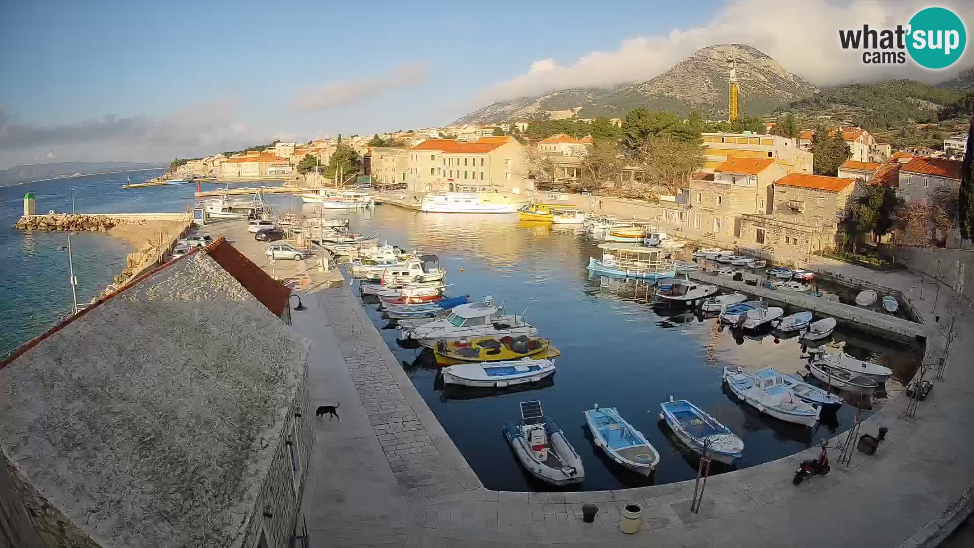 Web kamera Bol Riva – Pogled uživo na luku i marinu